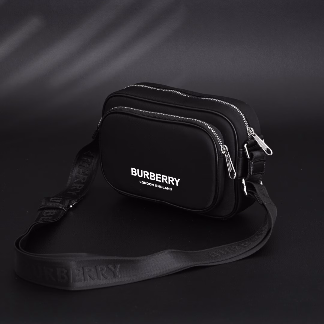 Burberry BBR 23 Printed Nylon Crossbody Camera BagThe latest camera bag, can be used as a crossbody bag, the bag body is made of nylon, which is very light and soft, so it is not afraid of deformation or scratching. It is also easy to take care of, especially dirt-resistant and durable. It has a double zipper design, painted hardware design, and a small rawhide compartment inside. The length of the shoulder strap can be adjusted.
