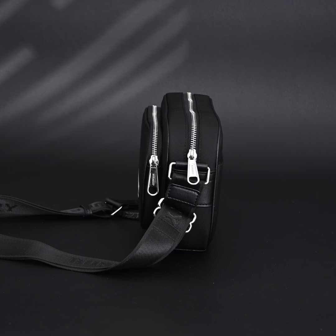Burberry BBR 23 Printed Nylon Crossbody Camera BagThe latest camera bag, can be used as a crossbody bag, the bag body is made of nylon, which is very light and soft, so it is not afraid of deformation or scratching. It is also easy to take care of, especially dirt-resistant and durable. It has a double zipper design, painted hardware design, and a small rawhide compartment inside. The length of the shoulder strap can be adjusted.