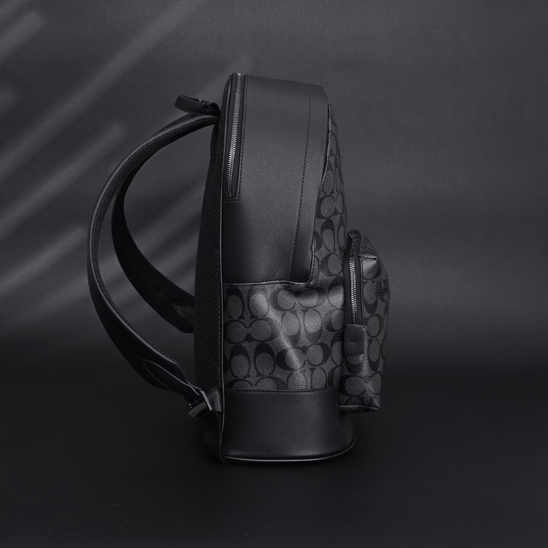 Coach Classic Logo Canvas WEST Backpack BackpackClassic logo coated canvas and refined cowhide leather, 2 separate main compartments with zipper closures, internal zipper/phone/multi-function pockets, fabric lining, vertical 6cm top handle, external zipper pocket, adjustable shoulder strap! Coach Classic Monogram Backpack Looks great on the body! The bag has a large capacity, and can hold mobile phones and daily necessities without any pressure. The details are handled very well. The color matching: classic monogram, never outdated, and the most important thing is that the appearance is really high. The real thing is very high-end and textured. It can be worn in all seasons. It is very convenient for daily commuting. The material feels very comfortable and easy to care for. It is suitable for all occasions.