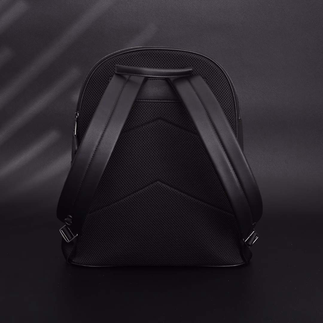 Coach Classic Logo Canvas WEST Backpack BackpackClassic logo coated canvas and refined cowhide leather, 2 separate main compartments with zipper closures, internal zipper/phone/multi-function pockets, fabric lining, vertical 6cm top handle, external zipper pocket, adjustable shoulder strap! Coach Classic Monogram Backpack Looks great on the body! The bag has a large capacity, and can hold mobile phones and daily necessities without any pressure. The details are handled very well. The color matching: classic monogram, never outdated, and the most important thing is that the appearance is really high. The real thing is very high-end and textured. It can be worn in all seasons. It is very convenient for daily commuting. The material feels very comfortable and easy to care for. It is suitable for all occasions.