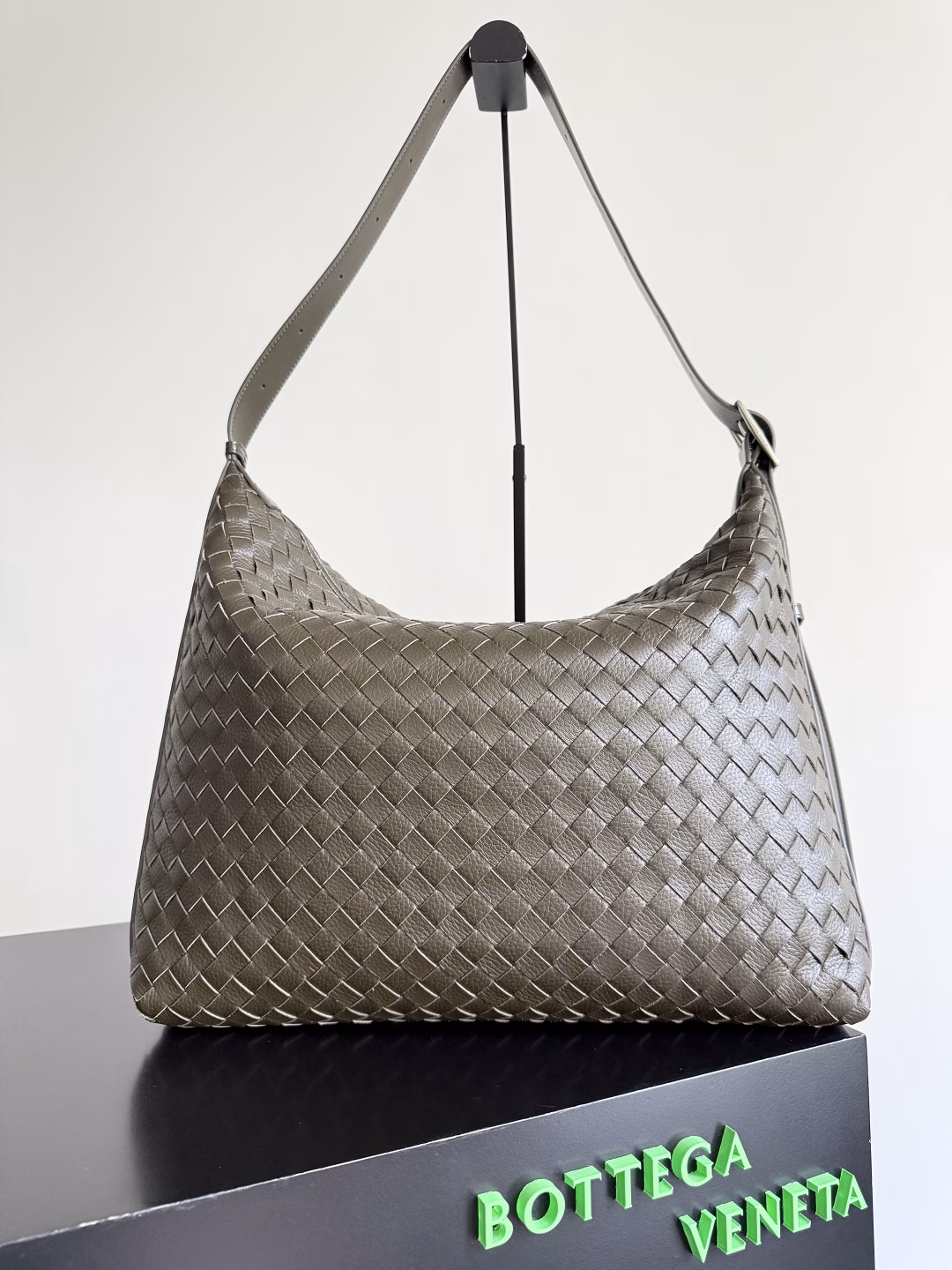 Bottega Veneta's new Traveler deerskin series is coming! The travel season is coming soon, and I believe you will need a large-capacity and simple bag. This new Traveler is very suitable for the current travel boom. The whole body of the bag is designed with deerskin and made of the best quality leather. It feels tougher to the touch. The large capacity meets the needs of short trips. You don't need to carry heavy luggage when traveling with friends and family. It is also very convenient for friends who need to travel frequently for work. You can carry two sets of clothes and a computer with you. It also comes with an adjustable shoulder strap to free your hands.
