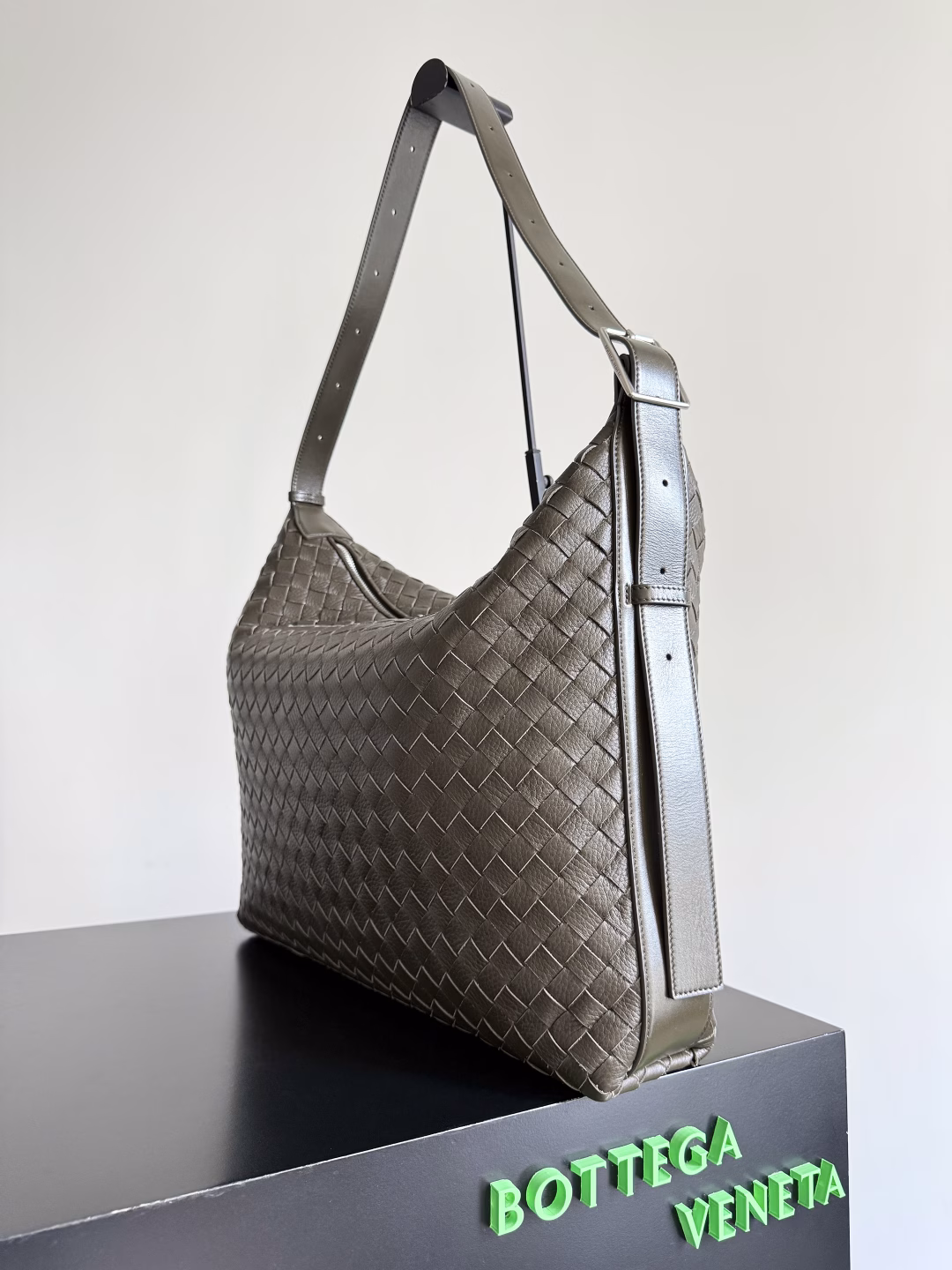 Bottega Veneta's new Traveler deerskin series is coming! The travel season is coming soon, and I believe you will need a large-capacity and simple bag. This new Traveler is very suitable for the current travel boom. The whole body of the bag is designed with deerskin and made of the best quality leather. It feels tougher to the touch. The large capacity meets the needs of short trips. You don't need to carry heavy luggage when traveling with friends and family. It is also very convenient for friends who need to travel frequently for work. You can carry two sets of clothes and a computer with you. It also comes with an adjustable shoulder strap to free your hands.