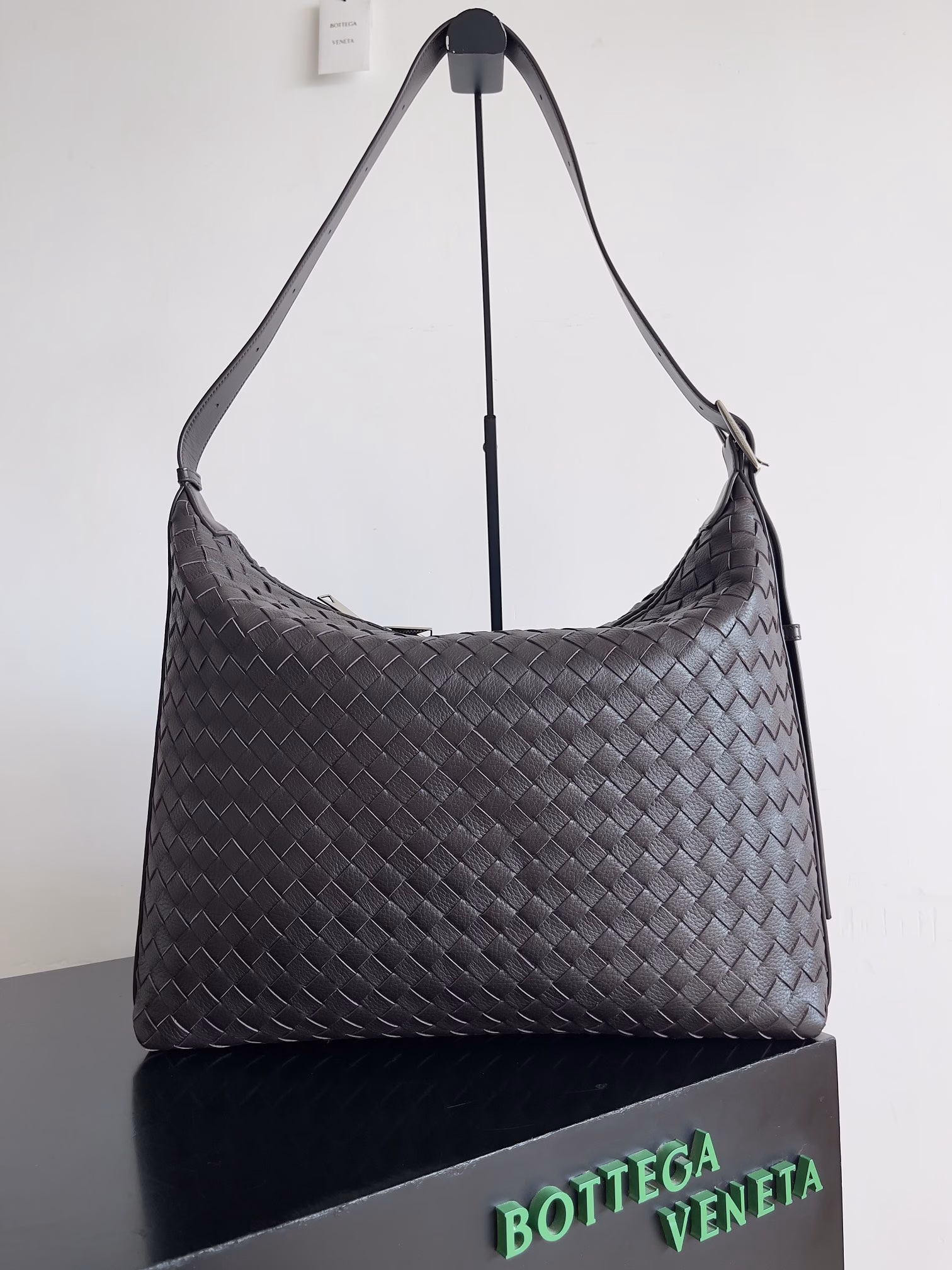 Bottega Veneta's new Traveler deerskin series is coming! The travel season is coming soon, and I believe you will need a large-capacity and simple bag. This new Traveler is very suitable for the current travel boom. The whole body of the bag is designed with deerskin and made of the best quality leather. It feels tougher to the touch. The large capacity meets the needs of short trips. You don't need to carry heavy luggage when traveling with friends and family. It is also very convenient for friends who need to travel frequently for work. You can carry two sets of clothes and a computer with you. It also comes with an adjustable shoulder strap to free your hands.