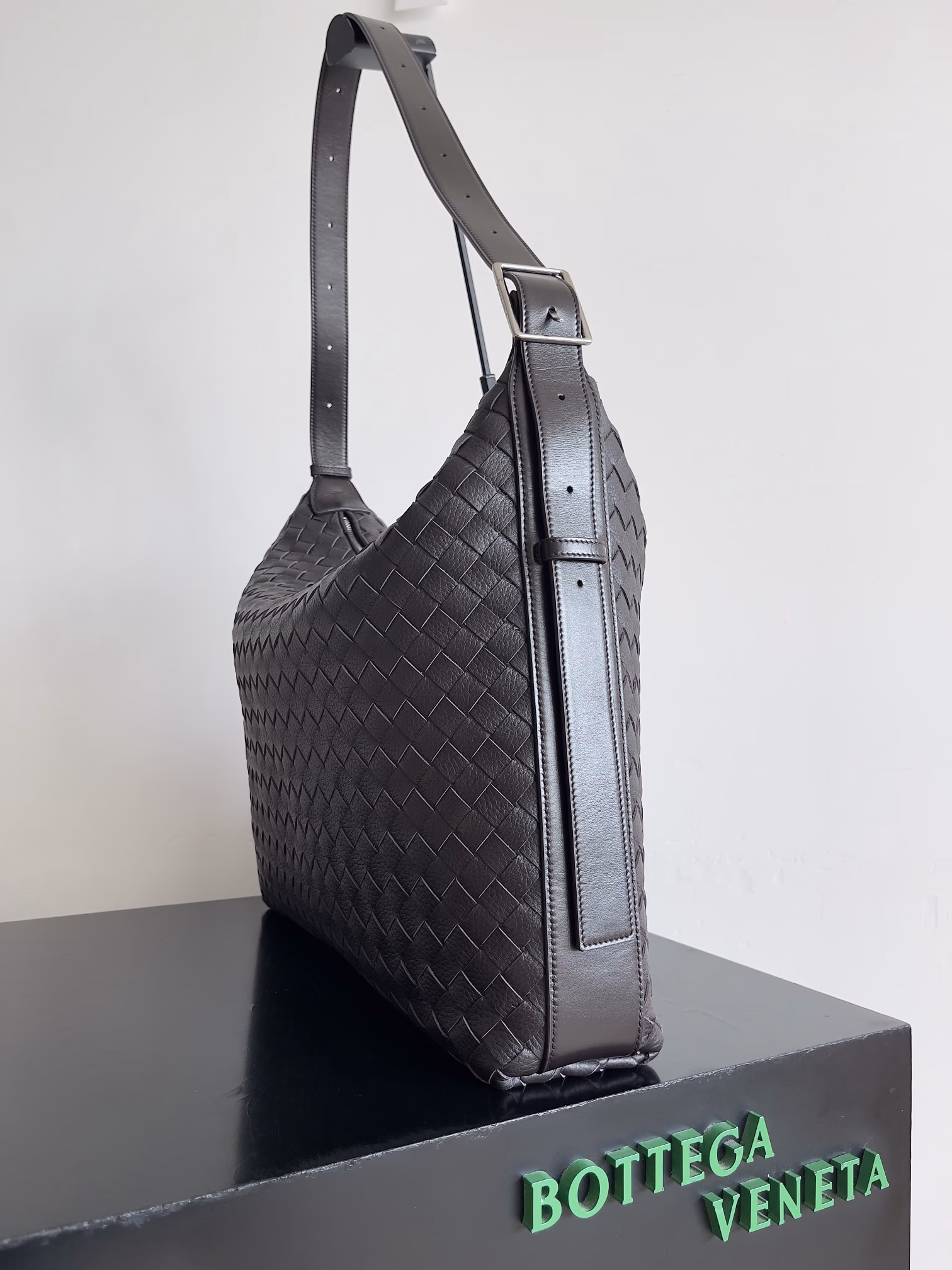 Bottega Veneta's new Traveler deerskin series is coming! The travel season is coming soon, and I believe you will need a large-capacity and simple bag. This new Traveler is very suitable for the current travel boom. The whole body of the bag is designed with deerskin and made of the best quality leather. It feels tougher to the touch. The large capacity meets the needs of short trips. You don't need to carry heavy luggage when traveling with friends and family. It is also very convenient for friends who need to travel frequently for work. You can carry two sets of clothes and a computer with you. It also comes with an adjustable shoulder strap to free your hands.
