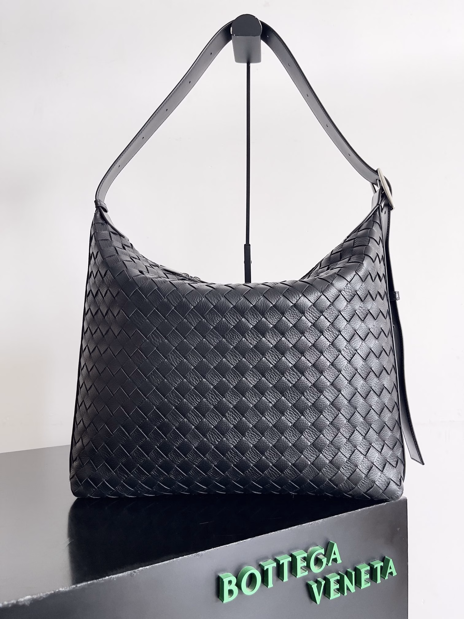 Bottega Veneta's new Traveler deerskin series is coming! The travel season is coming soon, and I believe you will need a large-capacity and simple bag. This new Traveler is very suitable for the current travel boom. The whole body of the bag is designed with deerskin and made of the best quality leather. It feels tougher to the touch. The large capacity meets the needs of short trips. You don't need to carry heavy luggage when traveling with friends and family. It is also very convenient for friends who need to travel frequently for work. You can carry two sets of clothes and a computer with you. It also comes with an adjustable shoulder strap to free your hands.