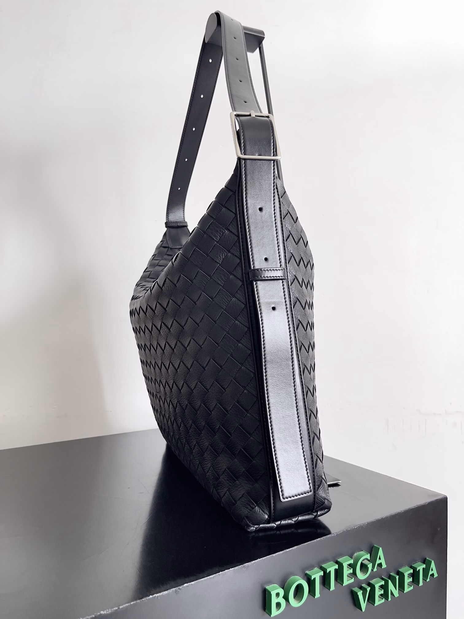 Bottega Veneta's new Traveler deerskin series is coming! The travel season is coming soon, and I believe you will need a large-capacity and simple bag. This new Traveler is very suitable for the current travel boom. The whole body of the bag is designed with deerskin and made of the best quality leather. It feels tougher to the touch. The large capacity meets the needs of short trips. You don't need to carry heavy luggage when traveling with friends and family. It is also very convenient for friends who need to travel frequently for work. You can carry two sets of clothes and a computer with you. It also comes with an adjustable shoulder strap to free your hands.