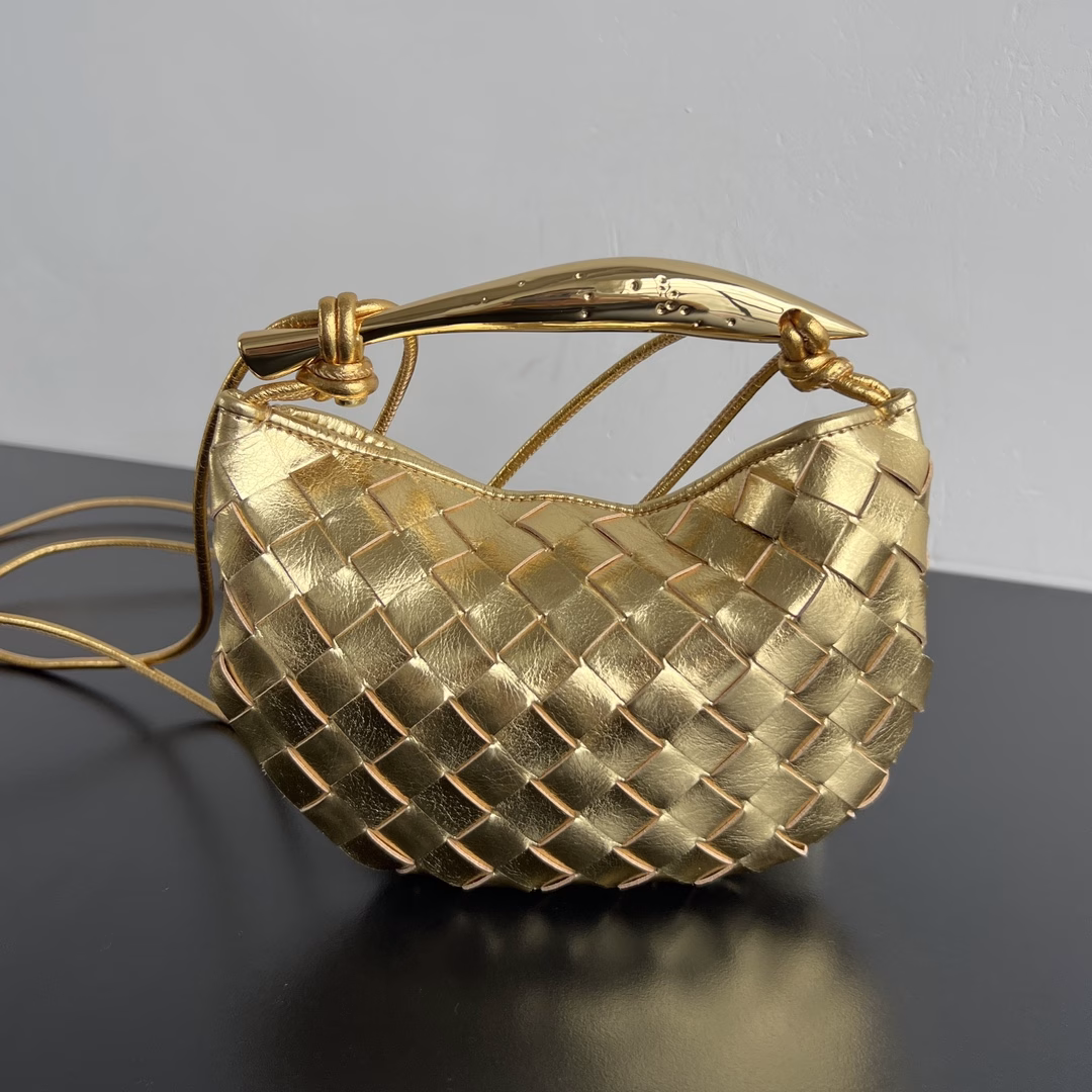 Bv new spring and summer mini sardine SARDINE 💙The mini version is cute and exquisite. It can be matched with more concave shapes. The metal handle is combined with the classic weaving. The sense of art and elegance are perfectly integrated. The brand new sardine-shaped handle is cast through exquisite craftsmanship. The brass material is the finishing touch. Each handle has a unique shallow floating effect. The half-moon bag body is woven with top-grade sheepskin material. The woven cross-body rope can be woven at any length and can be worn cross-body/handheld/underarm. Who doesn't want to carry a unique and exquisite work of art?