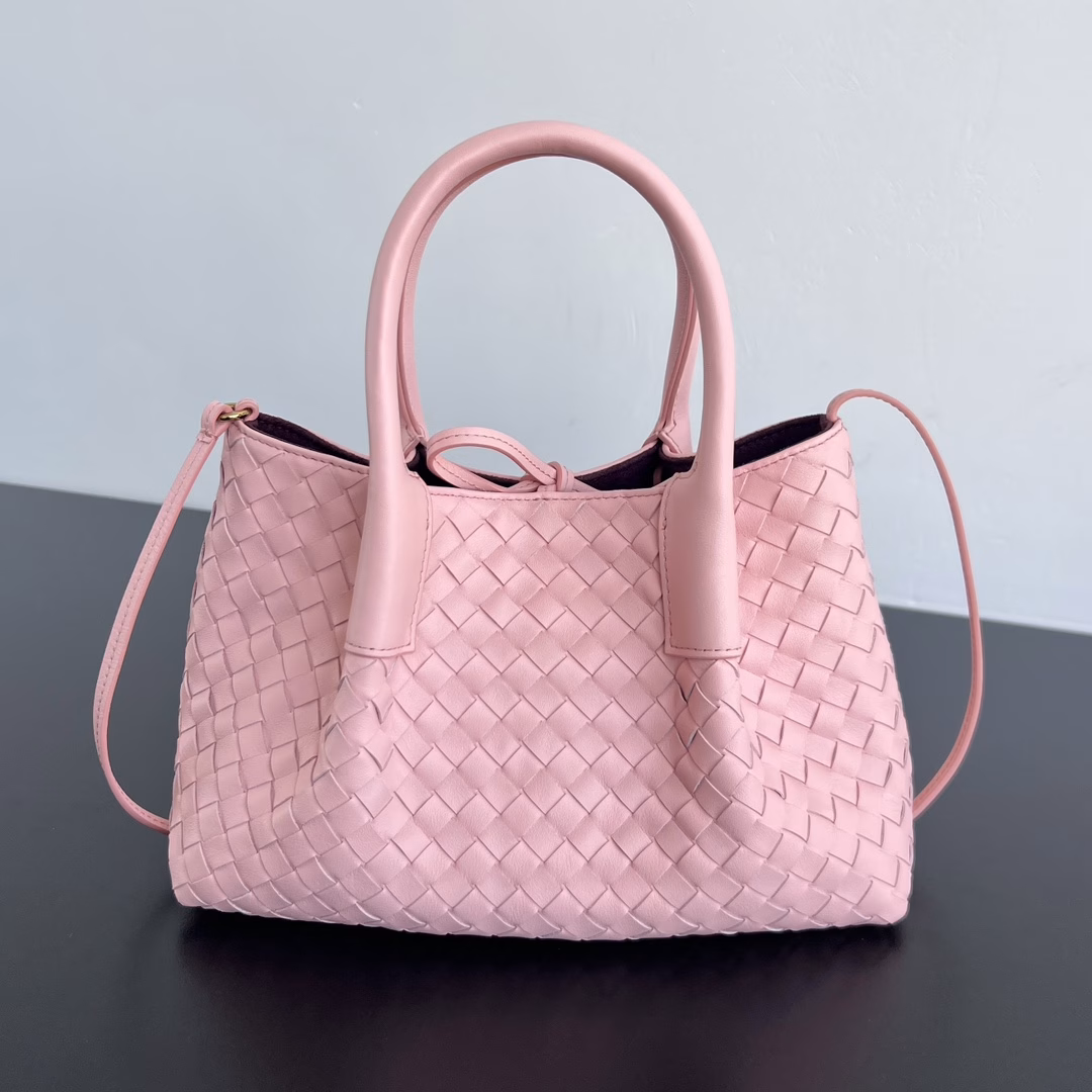 Bv 2025 early spring new Pinacoteca small tote bag uses BV's iconic weaving process. The inside is turned over to reveal a smooth deerskin lining. It can be used on both sides. It combines fashion and practicality. The four leather straps on the bag also reflect the unique personality elements. It is exquisite and creative. The minimalist silhouette and light tones have a low-key and high-end appearance. It is very suitable for shoulder or hand-held.