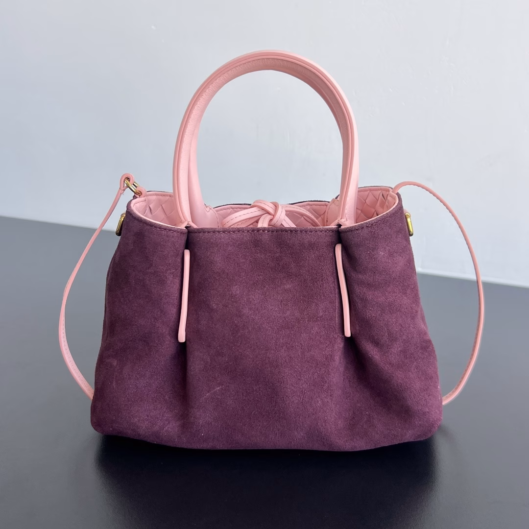 Bv 2025 early spring new Pinacoteca small tote bag uses BV's iconic weaving process. The inside is turned over to reveal a smooth deerskin lining. It can be used on both sides. It combines fashion and practicality. The four leather straps on the bag also reflect the unique personality elements. It is exquisite and creative. The minimalist silhouette and light tones have a low-key and high-end appearance. It is very suitable for shoulder or hand-held.