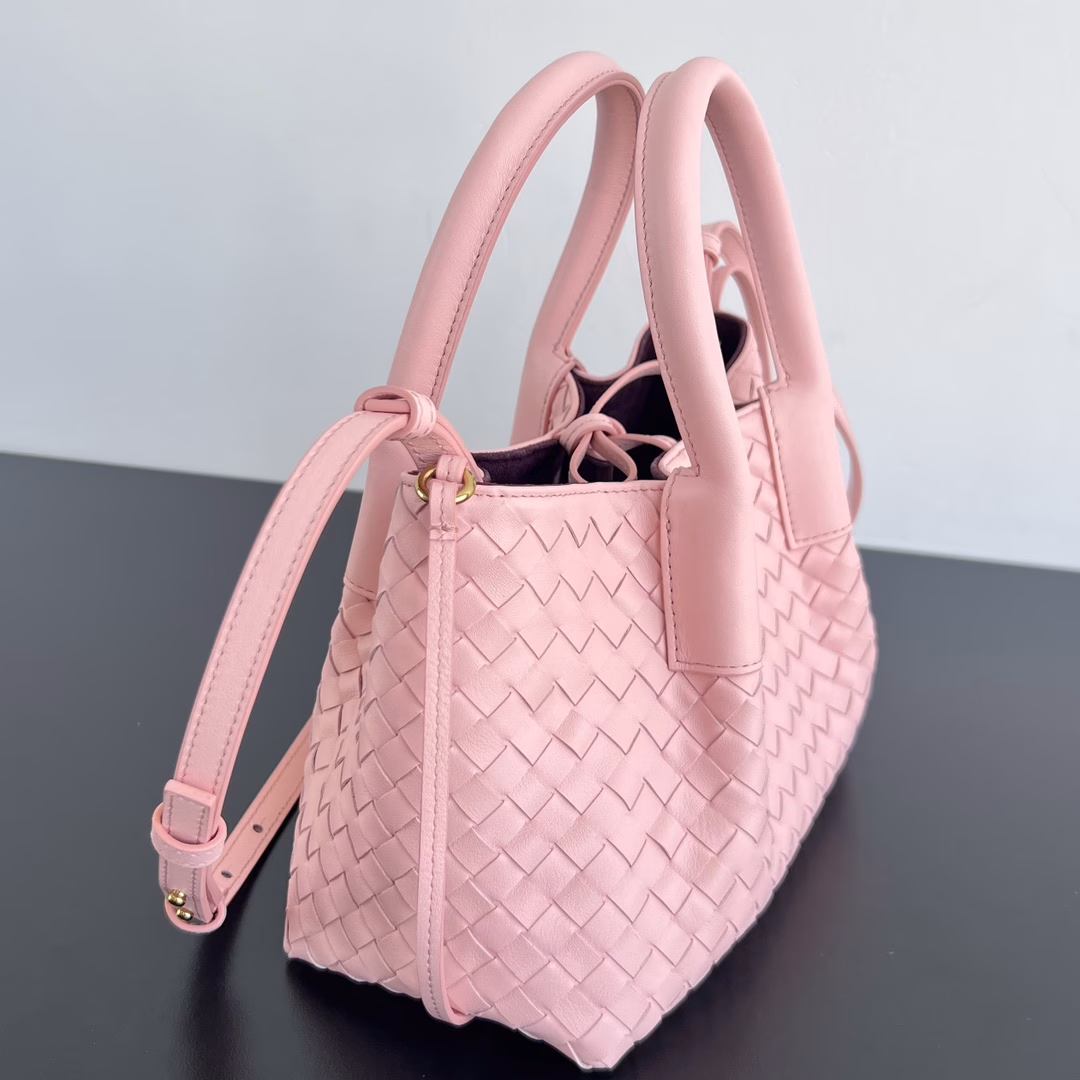 Bv 2025 early spring new Pinacoteca small tote bag uses BV's iconic weaving process. The inside is turned over to reveal a smooth deerskin lining. It can be used on both sides. It combines fashion and practicality. The four leather straps on the bag also reflect the unique personality elements. It is exquisite and creative. The minimalist silhouette and light tones have a low-key and high-end appearance. It is very suitable for shoulder or hand-held.