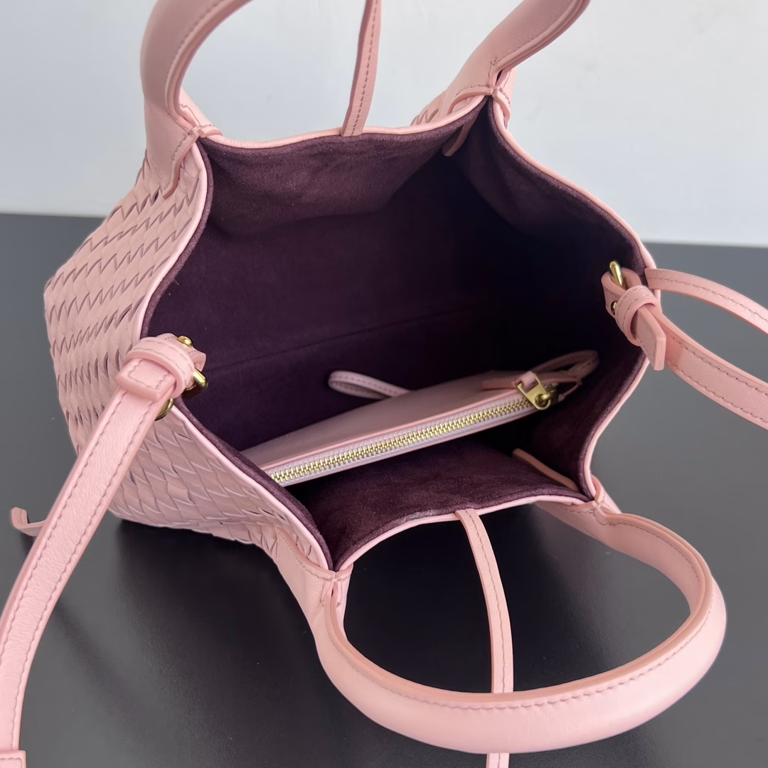 Bv 2025 early spring new Pinacoteca small tote bag uses BV's iconic weaving process. The inside is turned over to reveal a smooth deerskin lining. It can be used on both sides. It combines fashion and practicality. The four leather straps on the bag also reflect the unique personality elements. It is exquisite and creative. The minimalist silhouette and light tones have a low-key and high-end appearance. It is very suitable for shoulder or hand-held.
