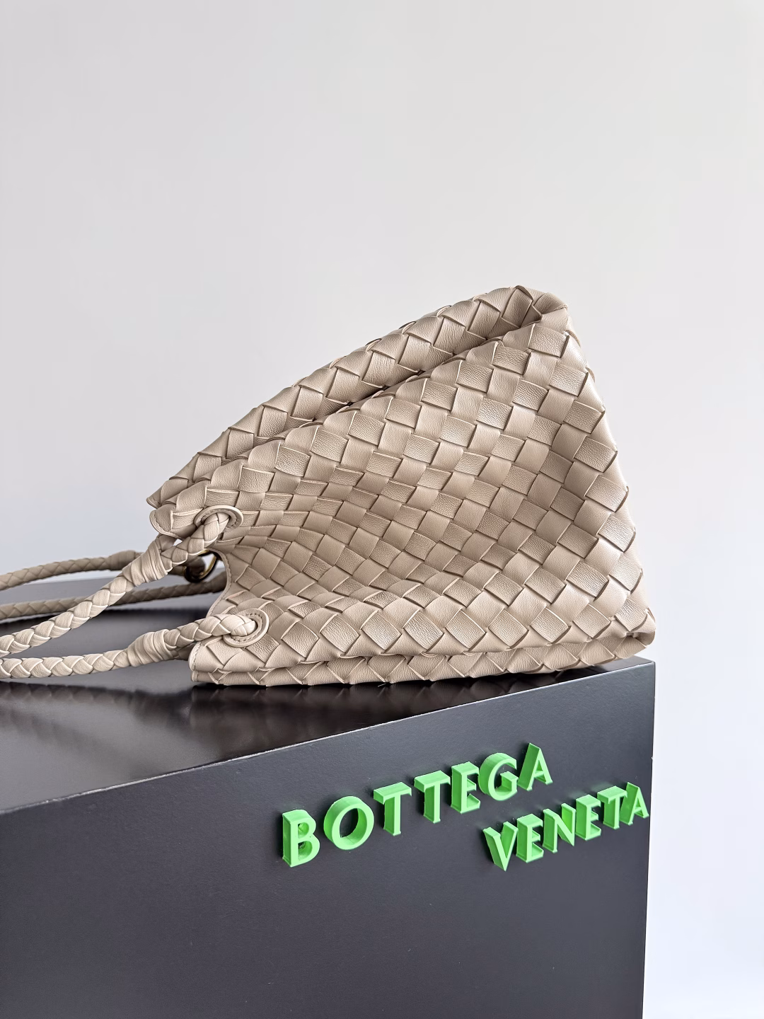 24 Early Fall new Andiamo Parachute is made of a whole piece of woven leatherFolding and stitching at the four corners #Craftsmanship and creativity Large size is elegant and practical One of the must-haves in BVLarge space, can hold a computer, thick shoulder straps, very comfortable to wear Large size parachute upper body real shot can be carried on the backUpper body is very versatile, very cute
