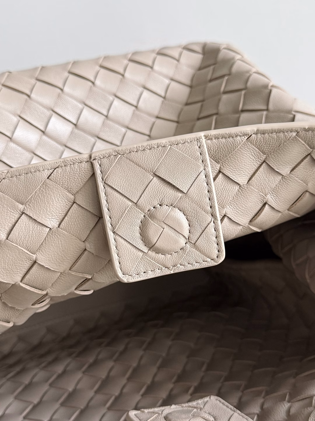 24 Early Fall new Andiamo Parachute is made of a whole piece of woven leatherFolding and stitching at the four corners #Craftsmanship and creativity Large size is elegant and practical One of the must-haves in BVLarge space, can hold a computer, thick shoulder straps, very comfortable to wear Large size parachute upper body real shot can be carried on the backUpper body is very versatile, very cute