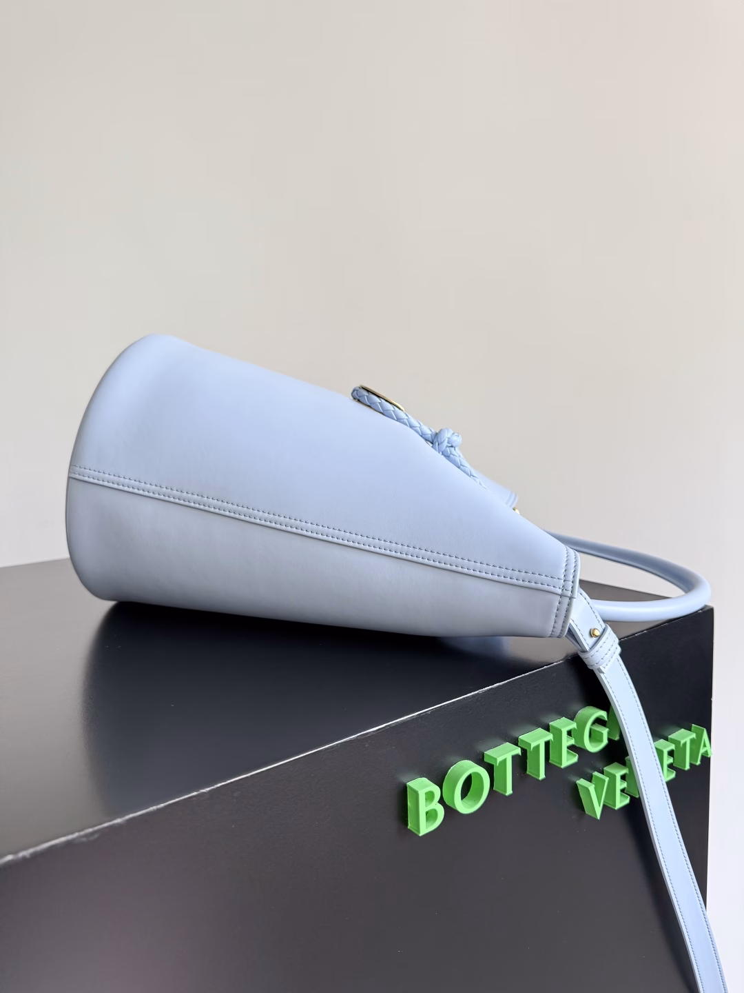 BOTTEGA VENETA 2025 new arrival women's LIBERTA small bucket bag The wind of 