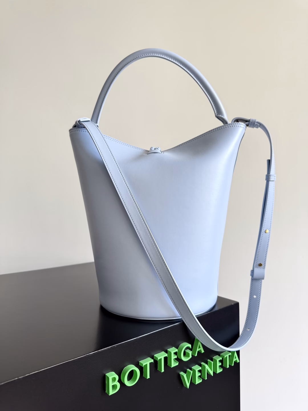 BOTTEGA VENETA 2025 new arrival women's LIBERTA small bucket bag The wind of 