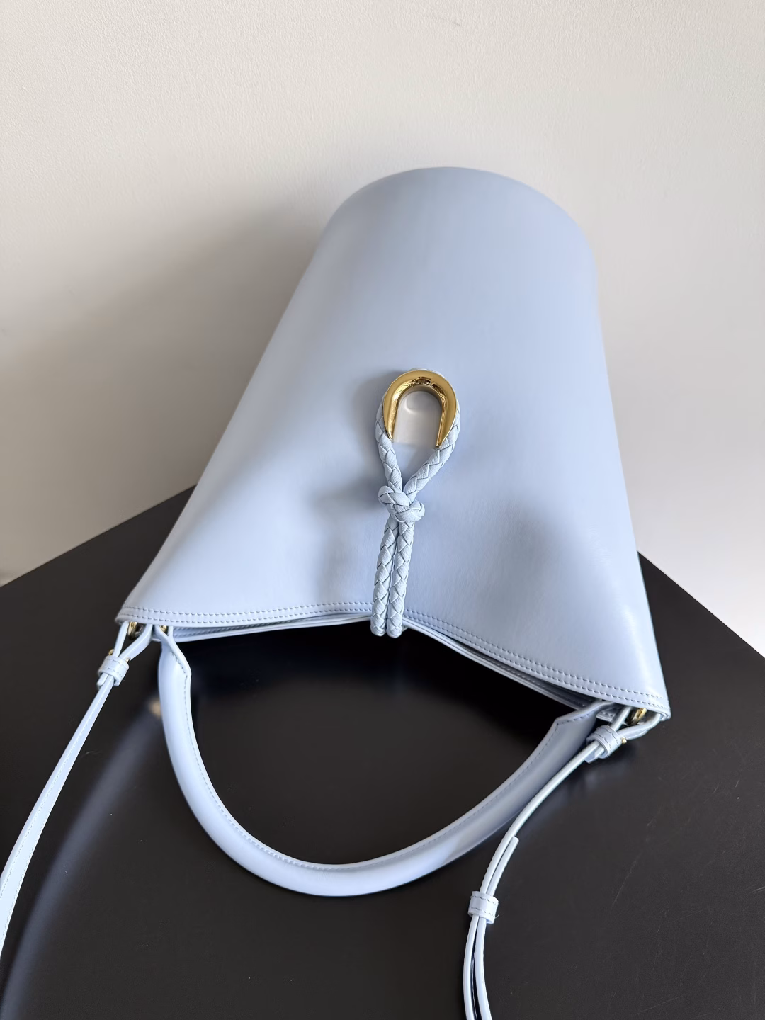 BOTTEGA VENETA 2025 new arrival women's LIBERTA small bucket bag The wind of 
