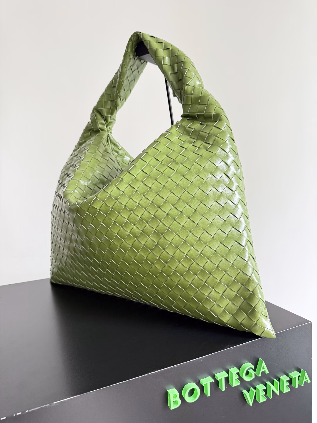 Recently, I seem to be all over the screen with this bag from BV~ The new Hop is really beautifulThe whole bag is seamlessThe bag body and handle are made of one piece of leatherIt reflects the style and essence of Bottega VenetaIt truly represents craftsmanship and creativityThe large size is very loose and lazy when worn on the body. Big bag lovers will definitely not regret it after buying it
