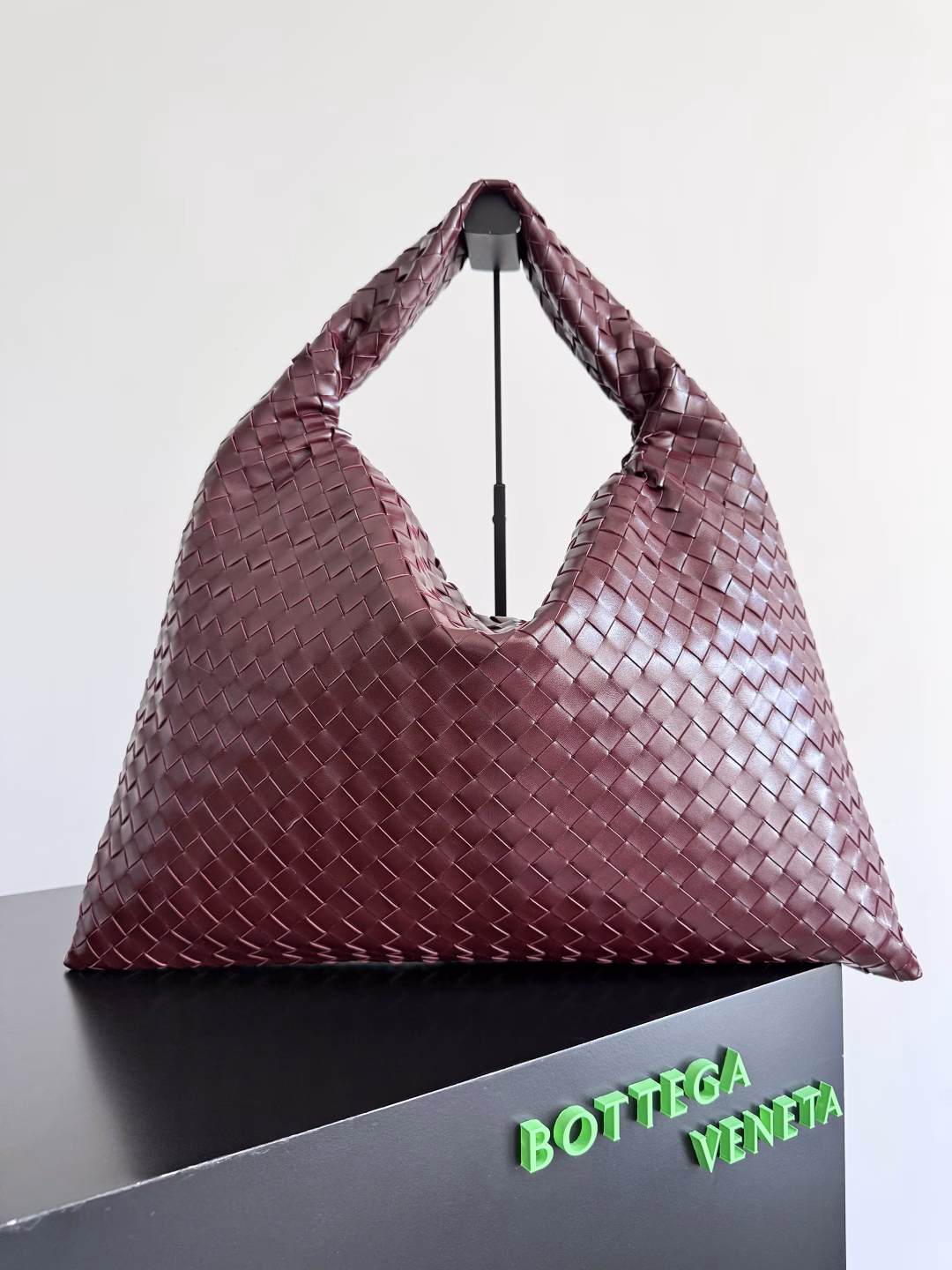 Recently, I seem to be all over the screen with this bag from BV~ The new Hop is really beautifulThe whole bag is seamlessThe bag body and handle are made of one piece of leatherIt reflects the style and essence of Bottega VenetaIt truly represents craftsmanship and creativityThe large size is very loose and lazy when worn on the body. Big bag lovers will definitely not regret it after buying it