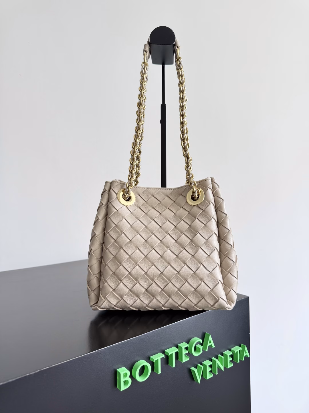 BV's new chain parachute bag is a rising star in the fashion world.We often hear that bags with metal straps are heavy, but this new parachute bag is equipped with an extremely lightweight strap, which is light and comfortable to carry. The effect of carrying it on the body is really charming! The classic lambskin braiding and the Muse brass strap upgrade the whole bag to a higher level. The opening of the bag has a magnetic buckle design, which is very safe. I believe many friends have been waiting for a long time. The metal chain adds a touch of refinement on the basis of the original softness and elegance. The collision of classic craftsmanship and decent and generous creates a different beauty!