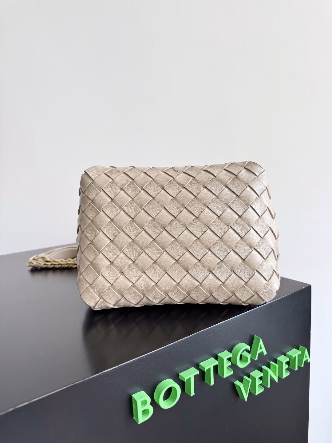 BV's new chain parachute bag is a rising star in the fashion world.We often hear that bags with metal straps are heavy, but this new parachute bag is equipped with an extremely lightweight strap, which is light and comfortable to carry. The effect of carrying it on the body is really charming! The classic lambskin braiding and the Muse brass strap upgrade the whole bag to a higher level. The opening of the bag has a magnetic buckle design, which is very safe. I believe many friends have been waiting for a long time. The metal chain adds a touch of refinement on the basis of the original softness and elegance. The collision of classic craftsmanship and decent and generous creates a different beauty!