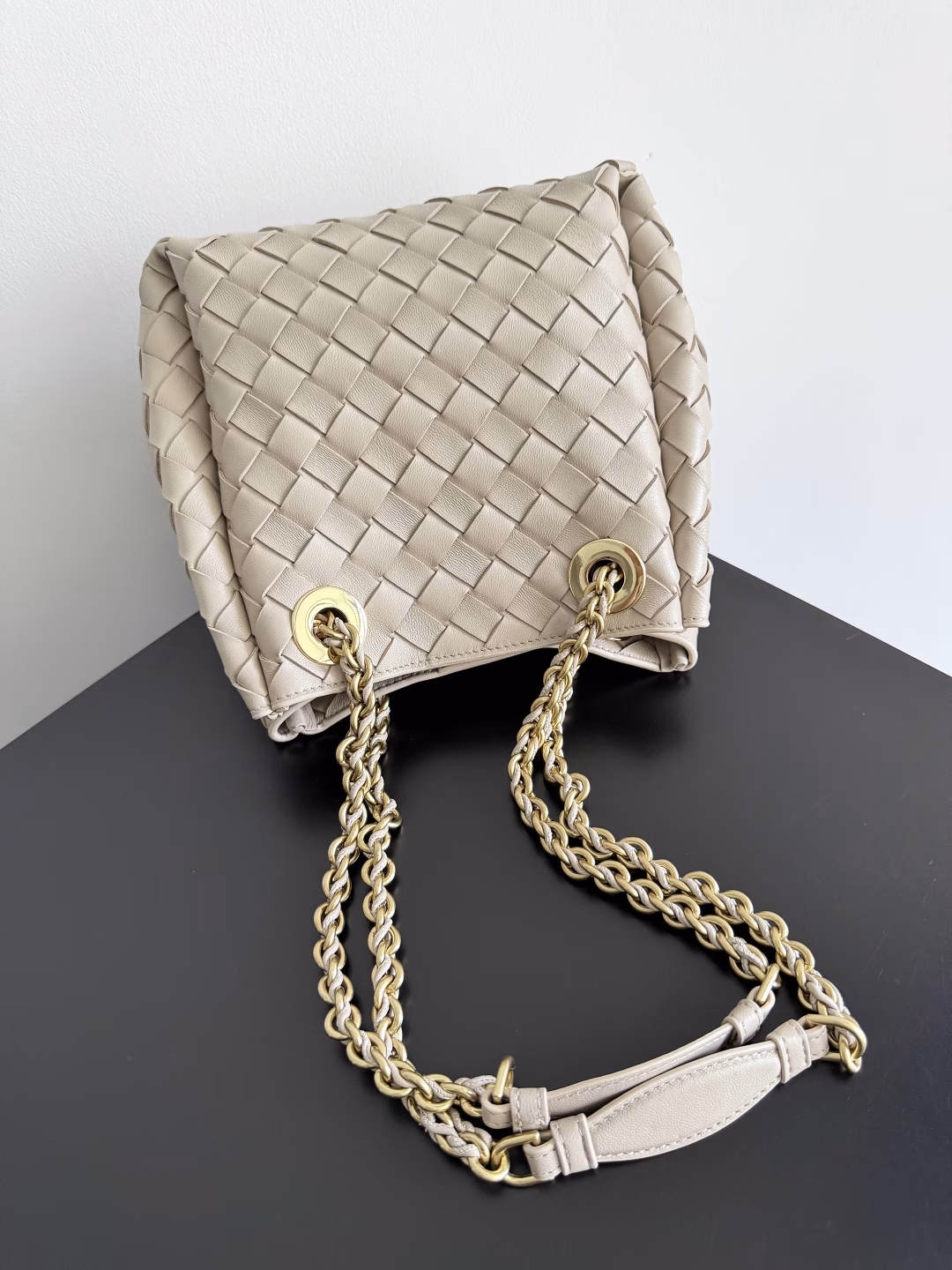 BV's new chain parachute bag is a rising star in the fashion world.We often hear that bags with metal straps are heavy, but this new parachute bag is equipped with an extremely lightweight strap, which is light and comfortable to carry. The effect of carrying it on the body is really charming! The classic lambskin braiding and the Muse brass strap upgrade the whole bag to a higher level. The opening of the bag has a magnetic buckle design, which is very safe. I believe many friends have been waiting for a long time. The metal chain adds a touch of refinement on the basis of the original softness and elegance. The collision of classic craftsmanship and decent and generous creates a different beauty!