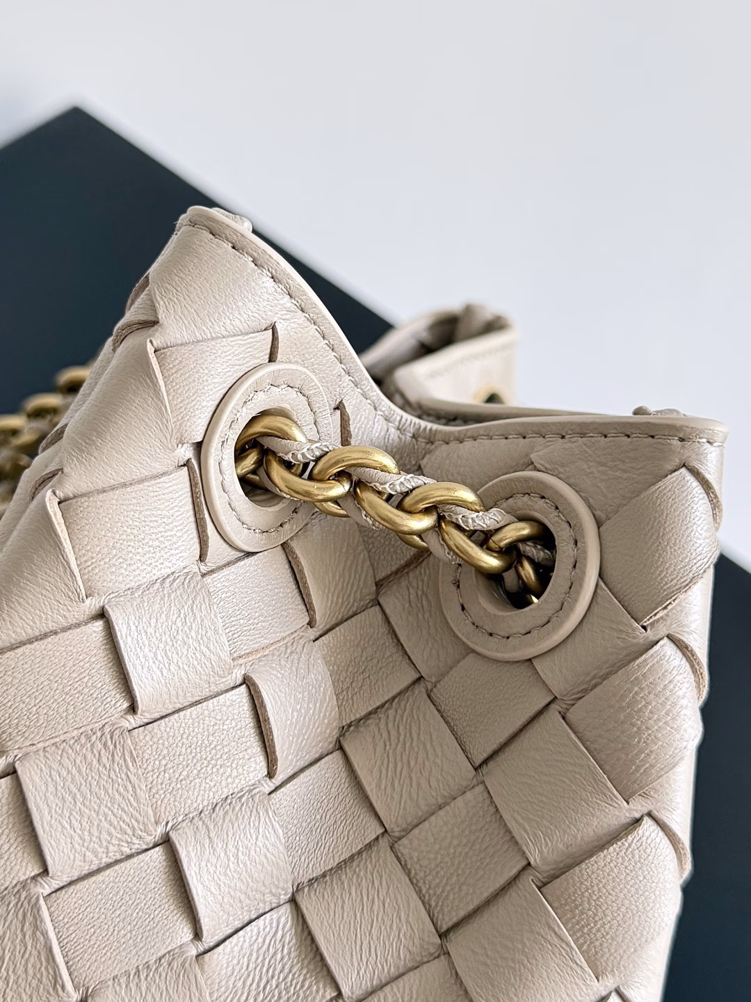 BV's new chain parachute bag is a rising star in the fashion world.We often hear that bags with metal straps are heavy, but this new parachute bag is equipped with an extremely lightweight strap, which is light and comfortable to carry. The effect of carrying it on the body is really charming! The classic lambskin braiding and the Muse brass strap upgrade the whole bag to a higher level. The opening of the bag has a magnetic buckle design, which is very safe. I believe many friends have been waiting for a long time. The metal chain adds a touch of refinement on the basis of the original softness and elegance. The collision of classic craftsmanship and decent and generous creates a different beauty!