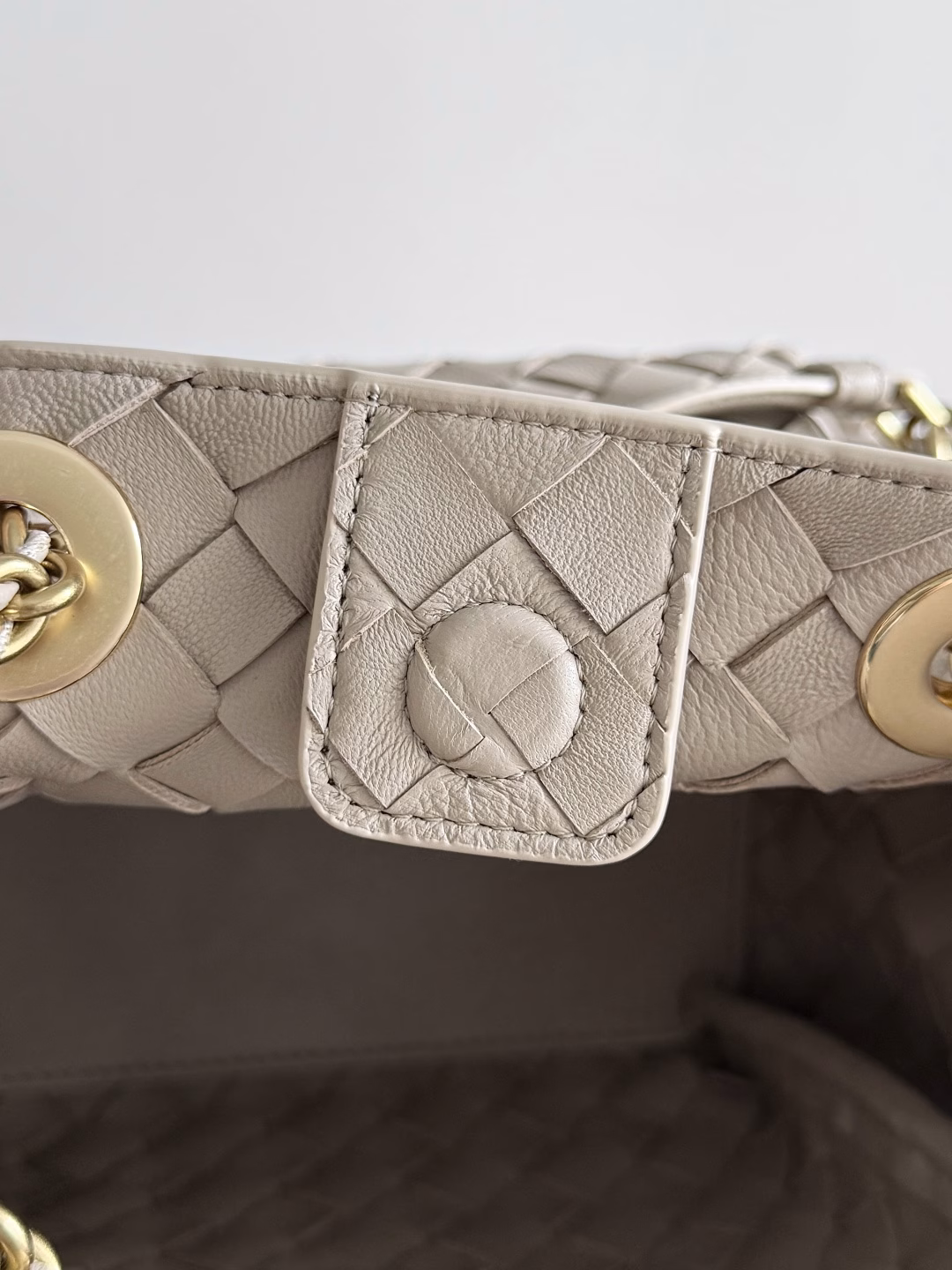 BV's new chain parachute bag is a rising star in the fashion world.We often hear that bags with metal straps are heavy, but this new parachute bag is equipped with an extremely lightweight strap, which is light and comfortable to carry. The effect of carrying it on the body is really charming! The classic lambskin braiding and the Muse brass strap upgrade the whole bag to a higher level. The opening of the bag has a magnetic buckle design, which is very safe. I believe many friends have been waiting for a long time. The metal chain adds a touch of refinement on the basis of the original softness and elegance. The collision of classic craftsmanship and decent and generous creates a different beauty!