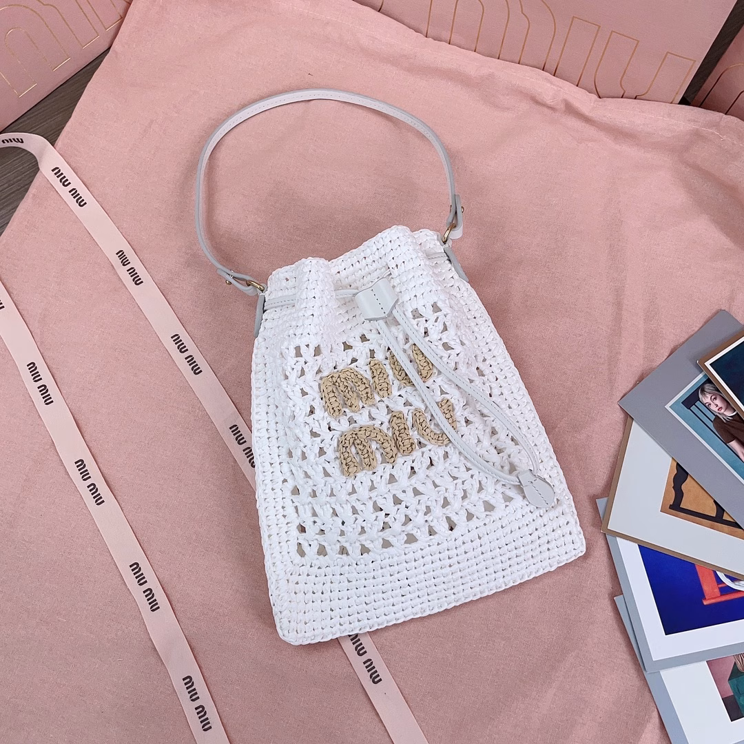 New lucky bag woven bag, customized Japanese imported raffia, not ordinary PP straw on the market, the material is no different from the original, the bag is small and exquisite, with leather shoulder straps for better practicality, you can hold it in your hands or carry it under your armpits when going out in summer