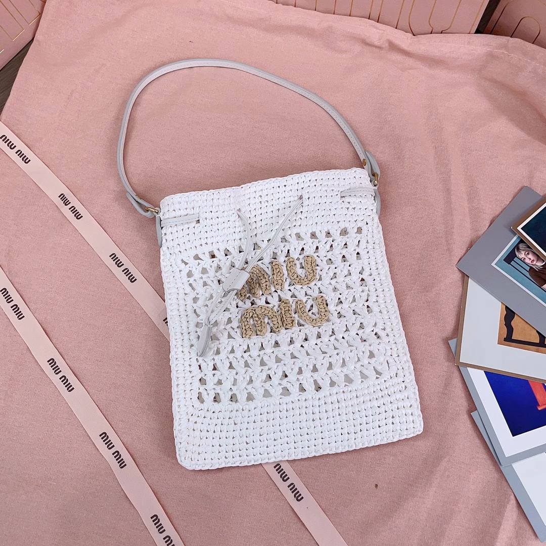 New lucky bag woven bag, customized Japanese imported raffia, not ordinary PP straw on the market, the material is no different from the original, the bag is small and exquisite, with leather shoulder straps for better practicality, you can hold it in your hands or carry it under your armpits when going out in summer