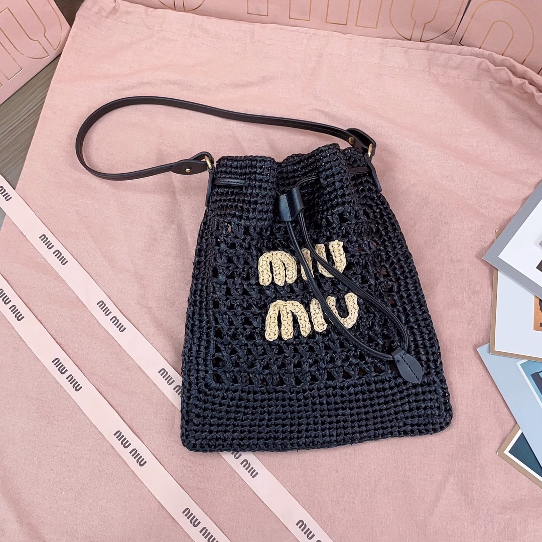 New lucky bag woven bag, customized Japanese imported raffia, not ordinary PP straw on the market, the material is no different from the original, the bag is small and exquisite, with leather shoulder straps for better practicality, you can hold it in your hands or carry it under your armpits when going out in summer