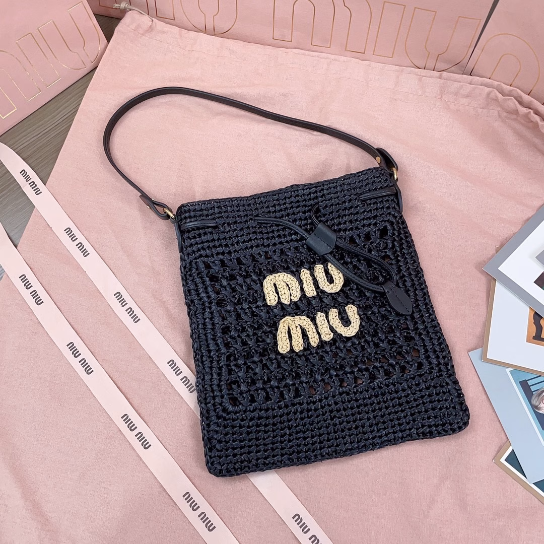 New lucky bag woven bag, customized Japanese imported raffia, not ordinary PP straw on the market, the material is no different from the original, the bag is small and exquisite, with leather shoulder straps for better practicality, you can hold it in your hands or carry it under your armpits when going out in summer