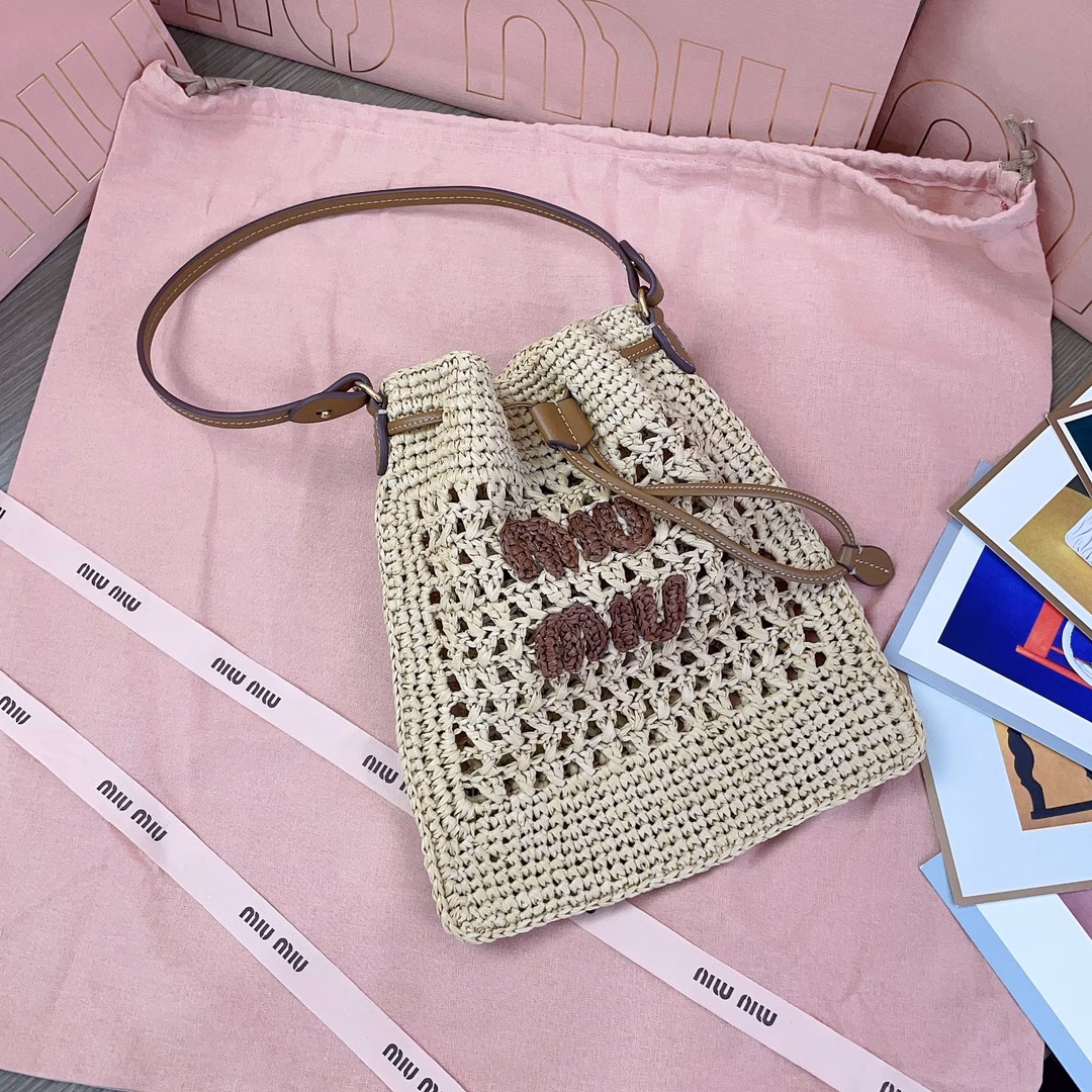 New lucky bag woven bag, customized Japanese imported raffia, not ordinary PP straw on the market, the material is no different from the original, the bag is small and exquisite, with leather shoulder straps for better practicality, you can hold it in your hands or carry it under your armpits when going out in summer