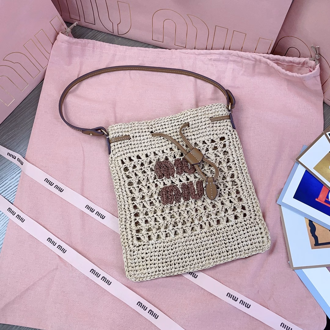 New lucky bag woven bag, customized Japanese imported raffia, not ordinary PP straw on the market, the material is no different from the original, the bag is small and exquisite, with leather shoulder straps for better practicality, you can hold it in your hands or carry it under your armpits when going out in summer