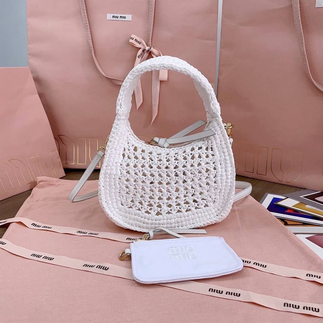 Wander handbags are updated every season and have become one of the classic masterpieces of the Miu series. It is the latest summer woven bag, made of custom-made Japanese imported raffia, not ordinary PP straw on the market. The material is the same as the original. The bag has smooth lines, exquisite design, light texture, and modern design to reinterpret the concept of beach bags. The front is decorated with a contrasting logo to add a signature element. It is equipped with a linen blended zipper compartment bag inside. It is fashionable and practical. It looks lazy, cool and generous. It is a great choice for summer travel