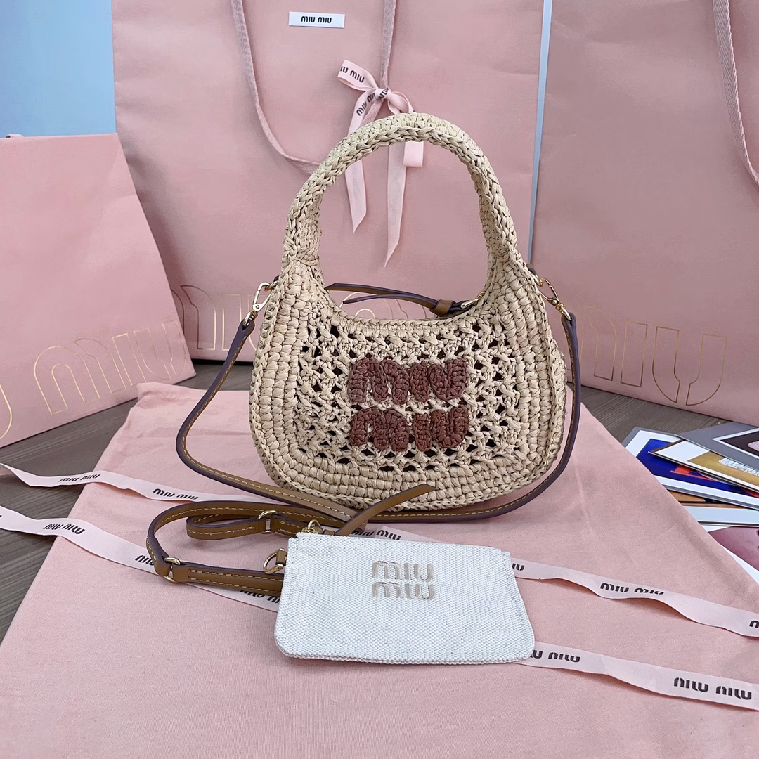 Wander handbags are updated every season and have become one of the classic masterpieces of the Miu series. It is the latest summer woven bag, made of custom-made Japanese imported raffia, not ordinary PP straw on the market. The material is the same as the original. The bag has smooth lines, exquisite design, light texture, and modern design to reinterpret the concept of beach bags. The front is decorated with a contrasting logo to add a signature element. It is equipped with a linen blended zipper compartment bag inside. It is fashionable and practical. It looks lazy, cool and generous. It is a great choice for summer travel