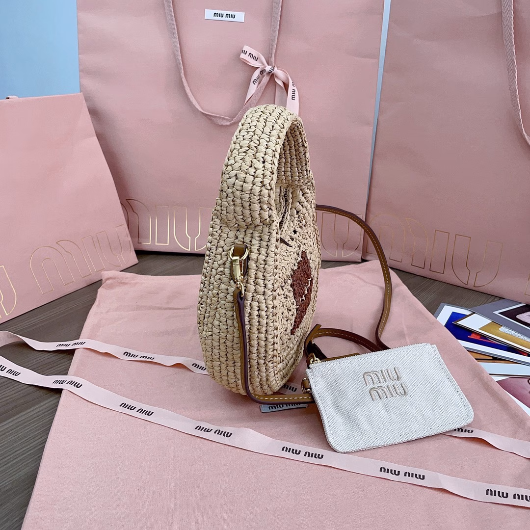 Wander handbags are updated every season and have become one of the classic masterpieces of the Miu series. It is the latest summer woven bag, made of custom-made Japanese imported raffia, not ordinary PP straw on the market. The material is the same as the original. The bag has smooth lines, exquisite design, light texture, and modern design to reinterpret the concept of beach bags. The front is decorated with a contrasting logo to add a signature element. It is equipped with a linen blended zipper compartment bag inside. It is fashionable and practical. It looks lazy, cool and generous. It is a great choice for summer travel
