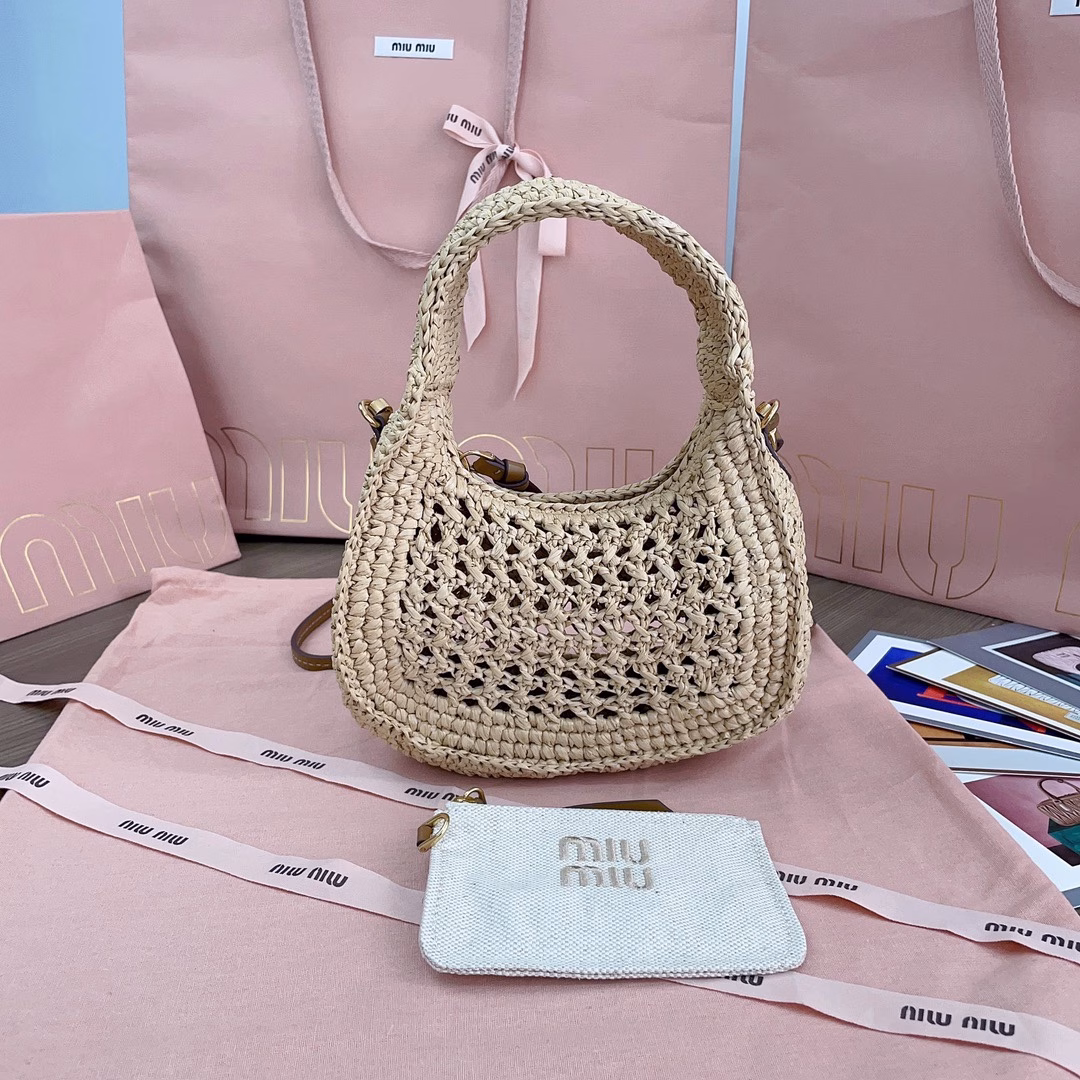 Wander handbags are updated every season and have become one of the classic masterpieces of the Miu series. It is the latest summer woven bag, made of custom-made Japanese imported raffia, not ordinary PP straw on the market. The material is the same as the original. The bag has smooth lines, exquisite design, light texture, and modern design to reinterpret the concept of beach bags. The front is decorated with a contrasting logo to add a signature element. It is equipped with a linen blended zipper compartment bag inside. It is fashionable and practical. It looks lazy, cool and generous. It is a great choice for summer travel