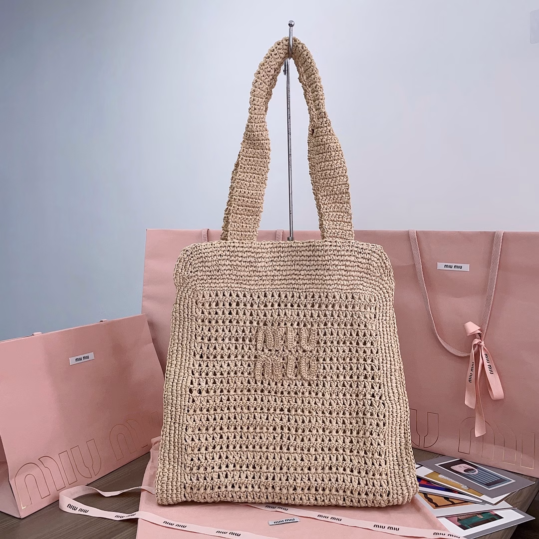 Summer Tote woven bag, custom-made Japanese imported raffia, not ordinary PP straw on the market, the material is no different from the original, the bag has smooth lines, exquisite design, light texture, modern design reinterprets the concept of beach bag, the front is decorated with contrasting logo, adding iconic elements, with linen blended zipper compartment bag inside, fashionable and practical, lazy and cool on the upper body, and generous, perfect choice for summer travel
