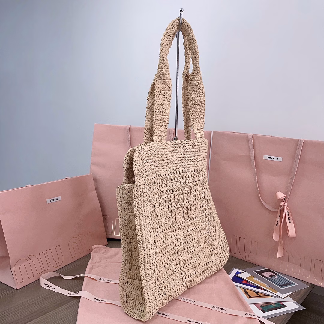 Summer Tote woven bag, custom-made Japanese imported raffia, not ordinary PP straw on the market, the material is no different from the original, the bag has smooth lines, exquisite design, light texture, modern design reinterprets the concept of beach bag, the front is decorated with contrasting logo, adding iconic elements, with linen blended zipper compartment bag inside, fashionable and practical, lazy and cool on the upper body, and generous, perfect choice for summer travel
