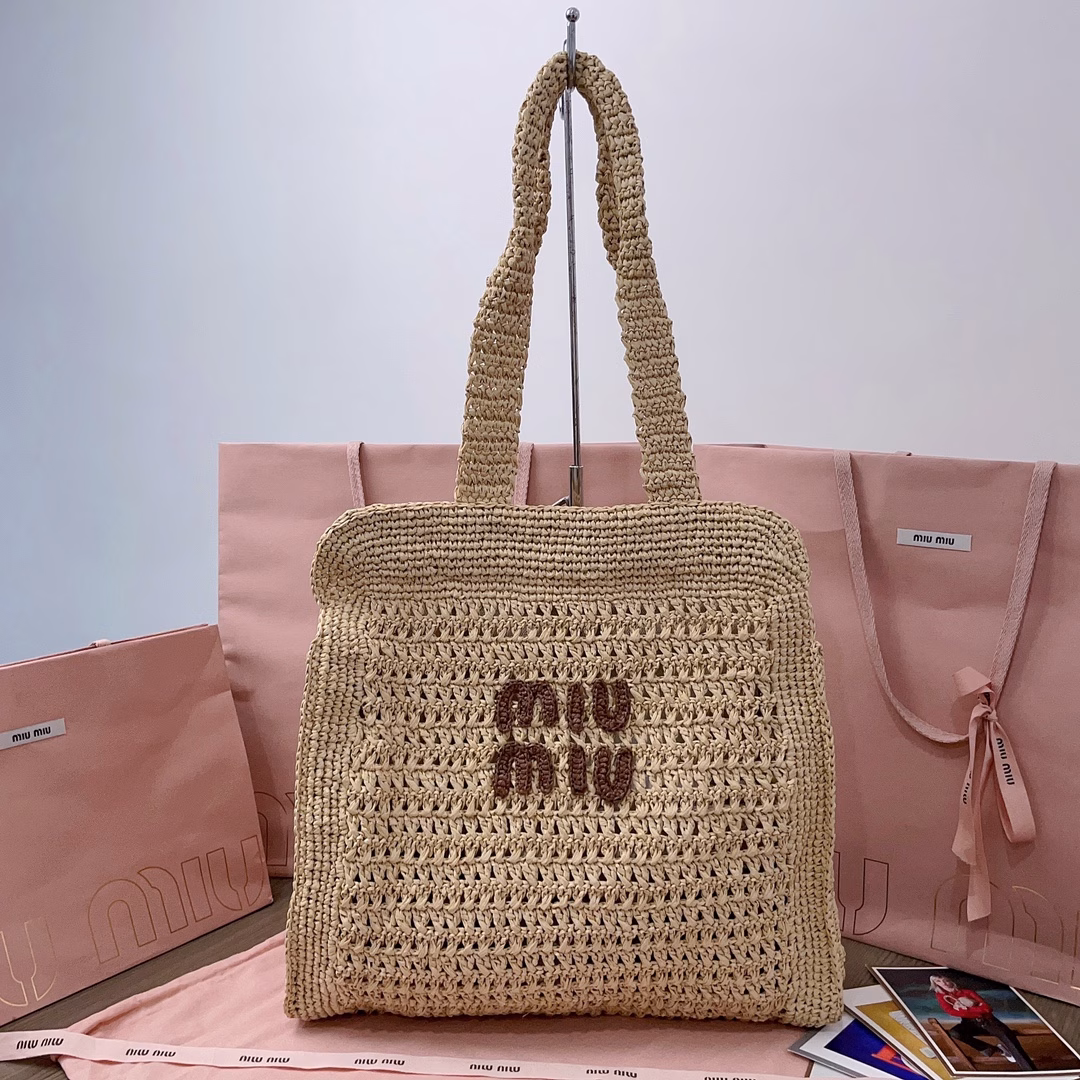 Summer Tote woven bag, custom-made Japanese imported raffia, not ordinary PP straw on the market, the material is no different from the original, the bag has smooth lines, exquisite design, light texture, modern design reinterprets the concept of beach bag, the front is decorated with contrasting logo, adding iconic elements, with linen blended zipper compartment bag inside, fashionable and practical, lazy and cool on the upper body, and generous, perfect choice for summer travel