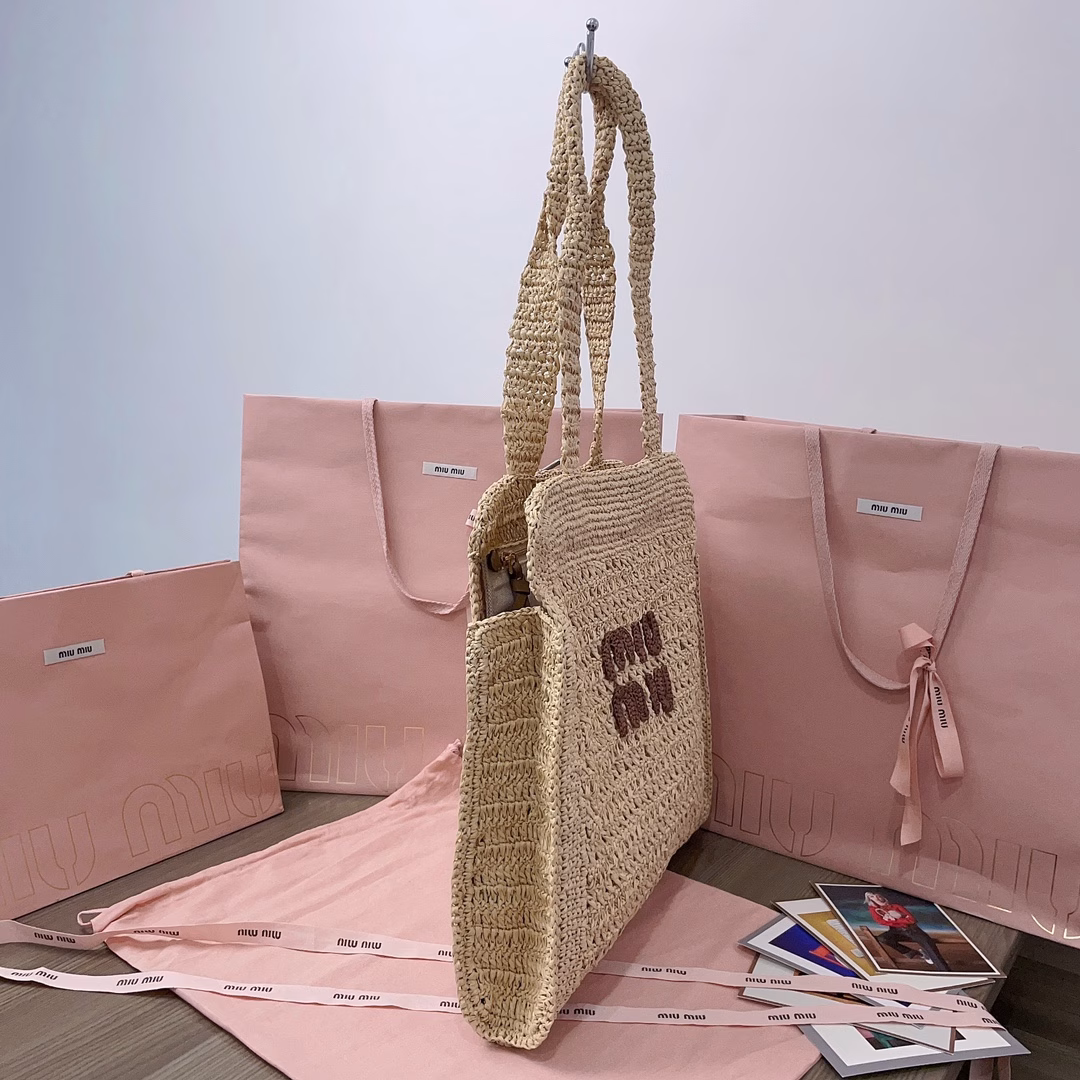 Summer Tote woven bag, custom-made Japanese imported raffia, not ordinary PP straw on the market, the material is no different from the original, the bag has smooth lines, exquisite design, light texture, modern design reinterprets the concept of beach bag, the front is decorated with contrasting logo, adding iconic elements, with linen blended zipper compartment bag inside, fashionable and practical, lazy and cool on the upper body, and generous, perfect choice for summer travel