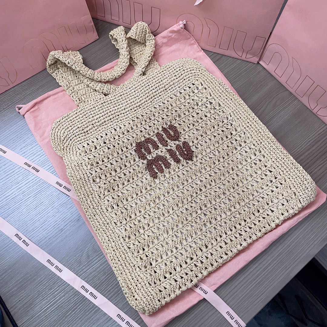 Summer Tote woven bag, custom-made Japanese imported raffia, not ordinary PP straw on the market, the material is no different from the original, the bag has smooth lines, exquisite design, light texture, modern design reinterprets the concept of beach bag, the front is decorated with contrasting logo, adding iconic elements, with linen blended zipper compartment bag inside, fashionable and practical, lazy and cool on the upper body, and generous, perfect choice for summer travel