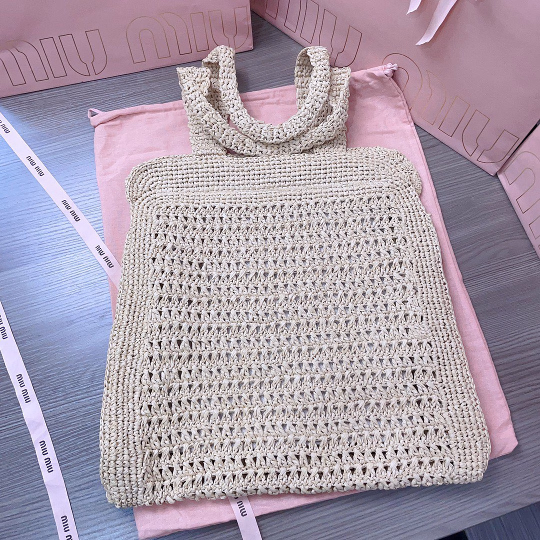 Summer Tote woven bag, custom-made Japanese imported raffia, not ordinary PP straw on the market, the material is no different from the original, the bag has smooth lines, exquisite design, light texture, modern design reinterprets the concept of beach bag, the front is decorated with contrasting logo, adding iconic elements, with linen blended zipper compartment bag inside, fashionable and practical, lazy and cool on the upper body, and generous, perfect choice for summer travel