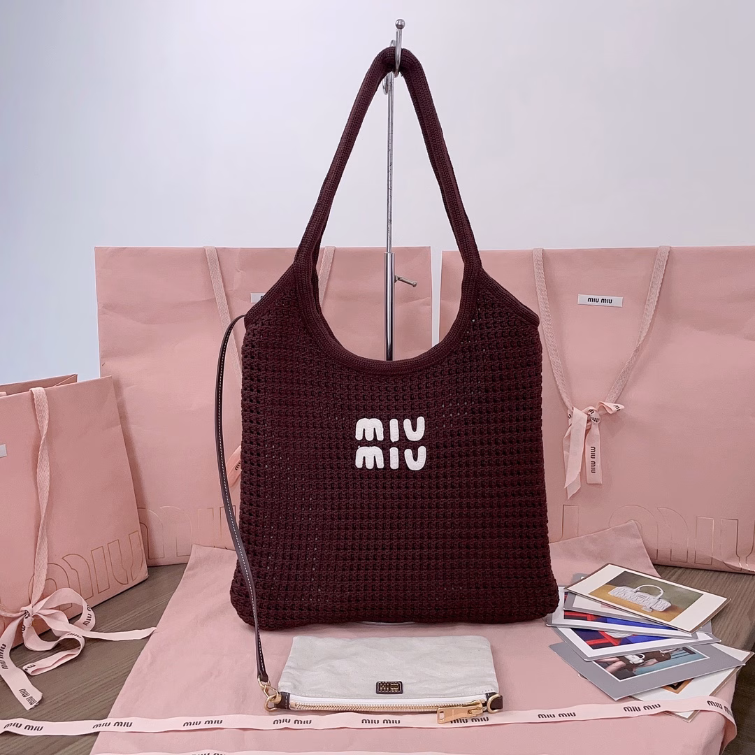 Miu's new cotton woven tote bag has a unique hollow knitted texture design, an inner canvas lining, and a detachable canvas pouch. It can be used as an independent small underarm bag or a handbag. It can be carried in a variety of ways and is suitable for all kinds of combinations. The bold and innovative design perfectly interprets Miu's unconventional and casual style. This year's hottest style, the bag is very light, the temperament is casual and lazy, and the capacity is super large. It is an excellent choice for commuting to work and going out for fun