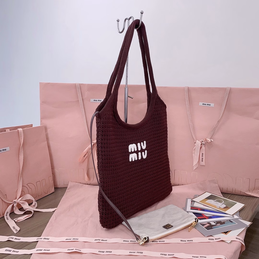 Miu's new cotton woven tote bag has a unique hollow knitted texture design, an inner canvas lining, and a detachable canvas pouch. It can be used as an independent small underarm bag or a handbag. It can be carried in a variety of ways and is suitable for all kinds of combinations. The bold and innovative design perfectly interprets Miu's unconventional and casual style. This year's hottest style, the bag is very light, the temperament is casual and lazy, and the capacity is super large. It is an excellent choice for commuting to work and going out for fun