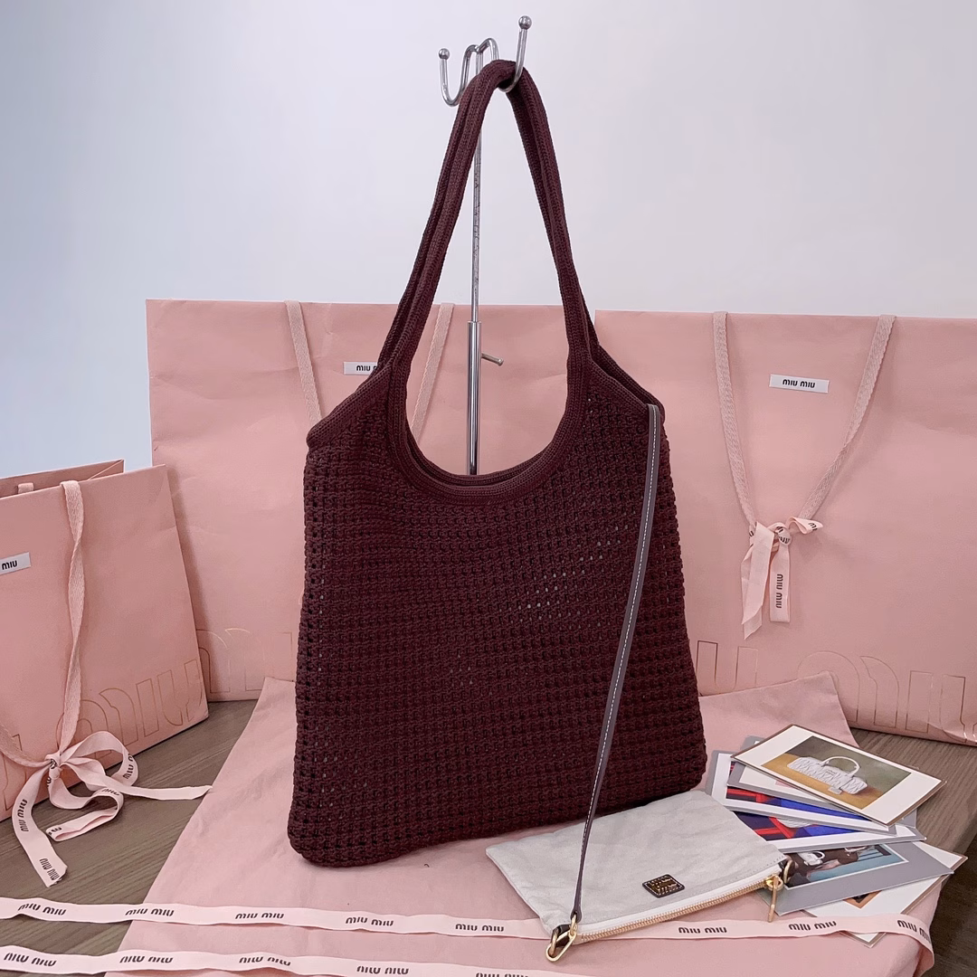 Miu's new cotton woven tote bag has a unique hollow knitted texture design, an inner canvas lining, and a detachable canvas pouch. It can be used as an independent small underarm bag or a handbag. It can be carried in a variety of ways and is suitable for all kinds of combinations. The bold and innovative design perfectly interprets Miu's unconventional and casual style. This year's hottest style, the bag is very light, the temperament is casual and lazy, and the capacity is super large. It is an excellent choice for commuting to work and going out for fun