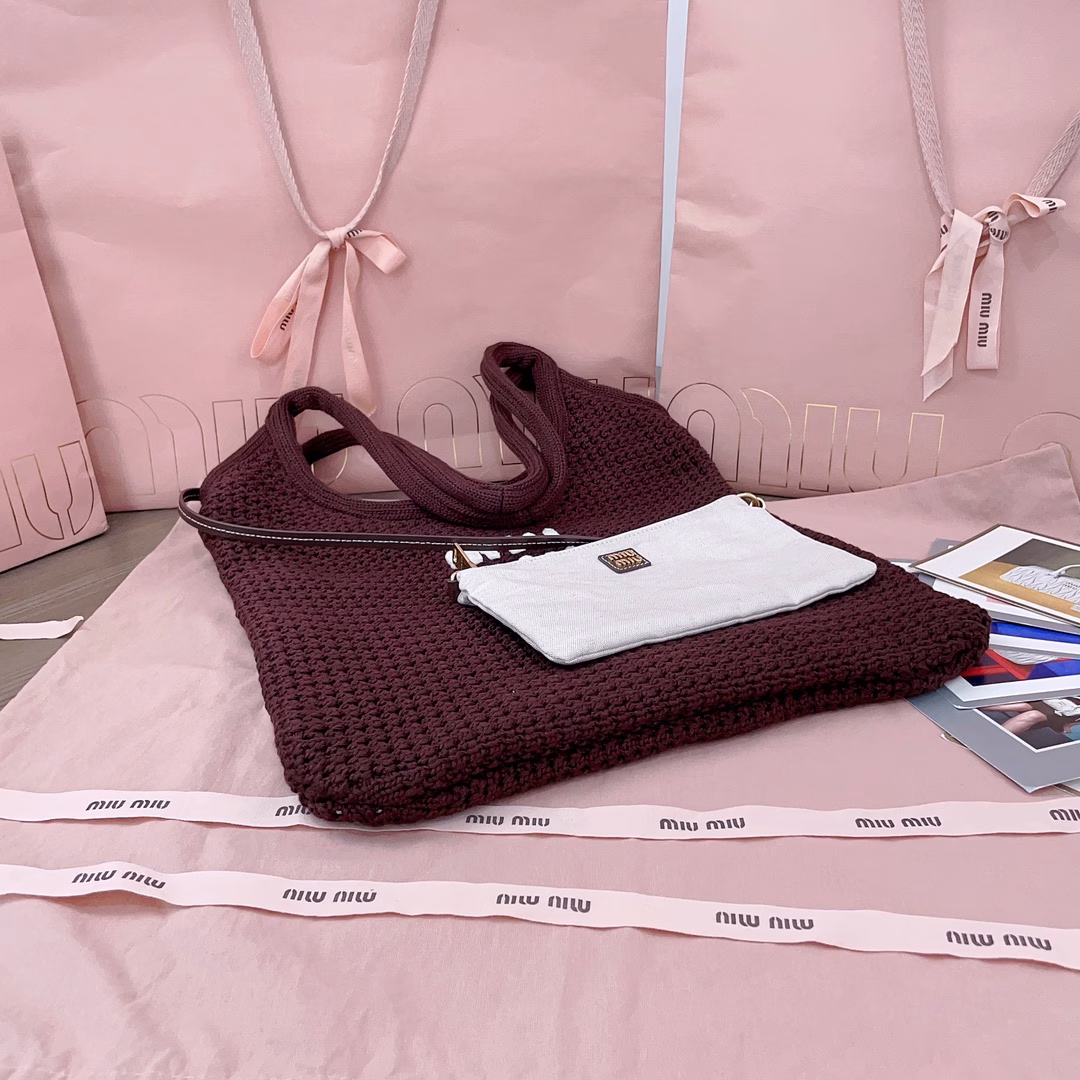 Miu's new cotton woven tote bag has a unique hollow knitted texture design, an inner canvas lining, and a detachable canvas pouch. It can be used as an independent small underarm bag or a handbag. It can be carried in a variety of ways and is suitable for all kinds of combinations. The bold and innovative design perfectly interprets Miu's unconventional and casual style. This year's hottest style, the bag is very light, the temperament is casual and lazy, and the capacity is super large. It is an excellent choice for commuting to work and going out for fun