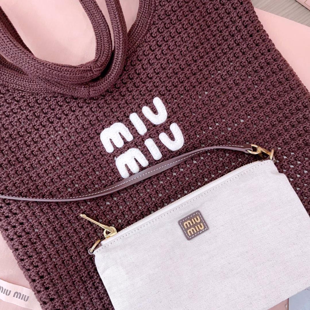 Miu's new cotton woven tote bag has a unique hollow knitted texture design, an inner canvas lining, and a detachable canvas pouch. It can be used as an independent small underarm bag or a handbag. It can be carried in a variety of ways and is suitable for all kinds of combinations. The bold and innovative design perfectly interprets Miu's unconventional and casual style. This year's hottest style, the bag is very light, the temperament is casual and lazy, and the capacity is super large. It is an excellent choice for commuting to work and going out for fun