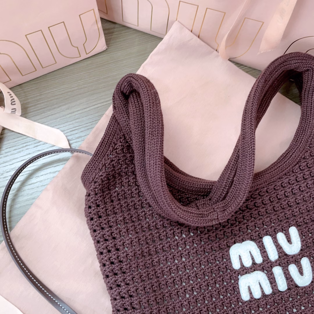Miu's new cotton woven tote bag has a unique hollow knitted texture design, an inner canvas lining, and a detachable canvas pouch. It can be used as an independent small underarm bag or a handbag. It can be carried in a variety of ways and is suitable for all kinds of combinations. The bold and innovative design perfectly interprets Miu's unconventional and casual style. This year's hottest style, the bag is very light, the temperament is casual and lazy, and the capacity is super large. It is an excellent choice for commuting to work and going out for fun