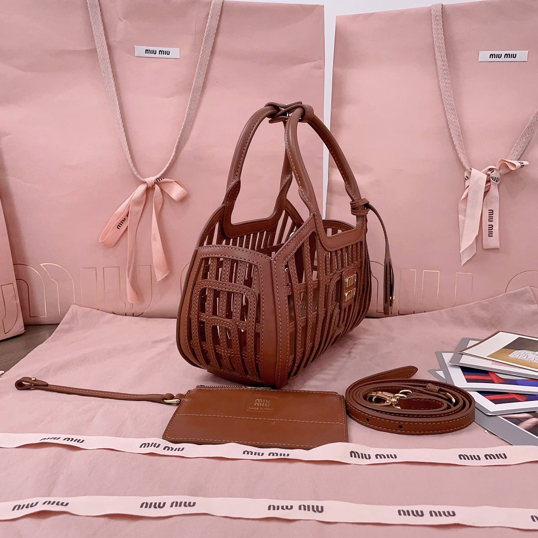 MIUM's new vegetable basket, soft Nappa leather handbag, with exquisite woven patterns and unique structural design, highlights the summer style. The complex craftsmanship reflects the exquisite and elegant beauty of the MIU series. The detachable and adjustable long leather shoulder strap and the zippered small bag pendant inside are highly practical and are an excellent choice for commuting to work, going out for a picnic or vacation.